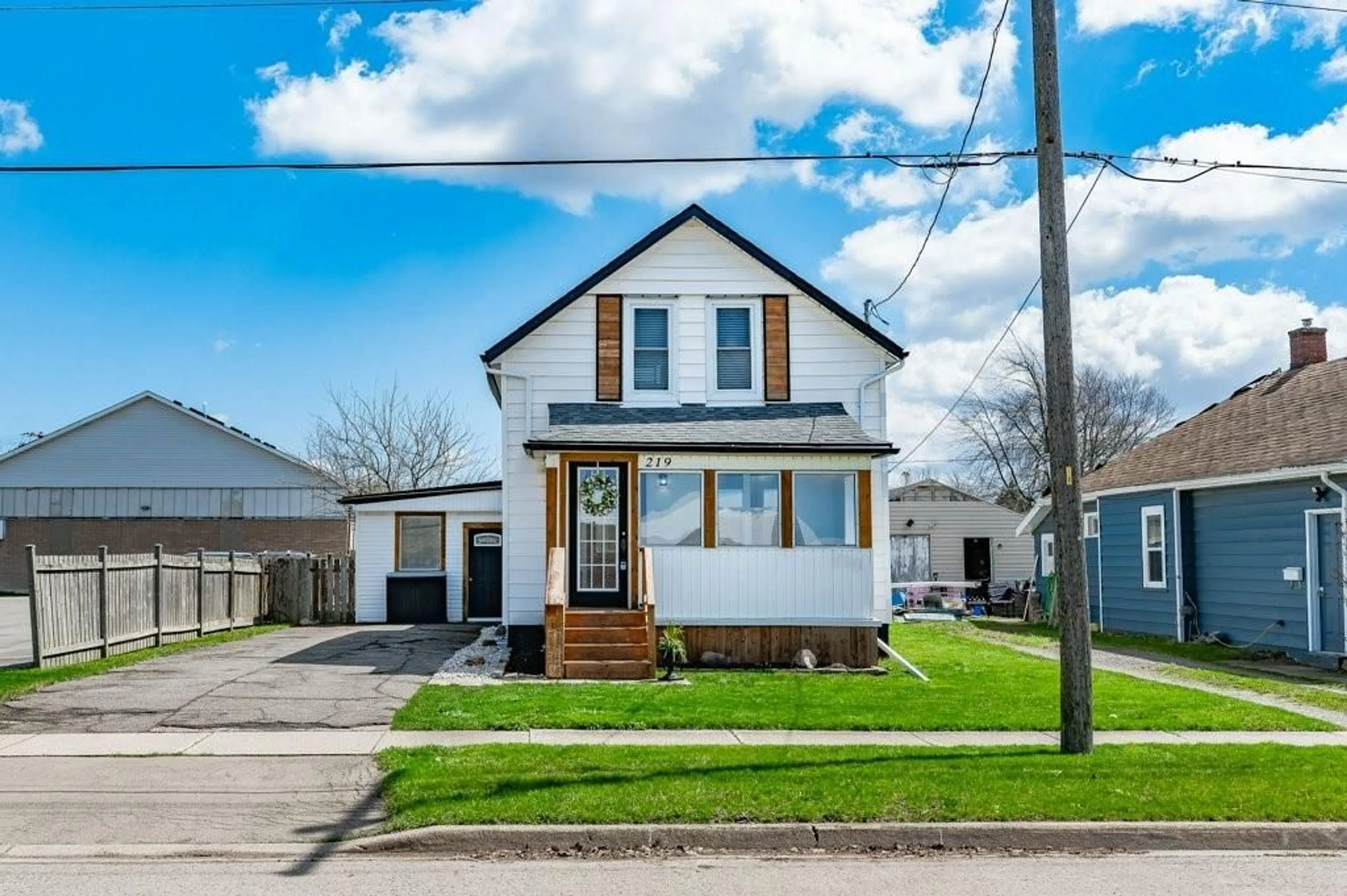 Frontside or backside of a home for 219 DAIN Ave, Welland Ontario L3B 3E7