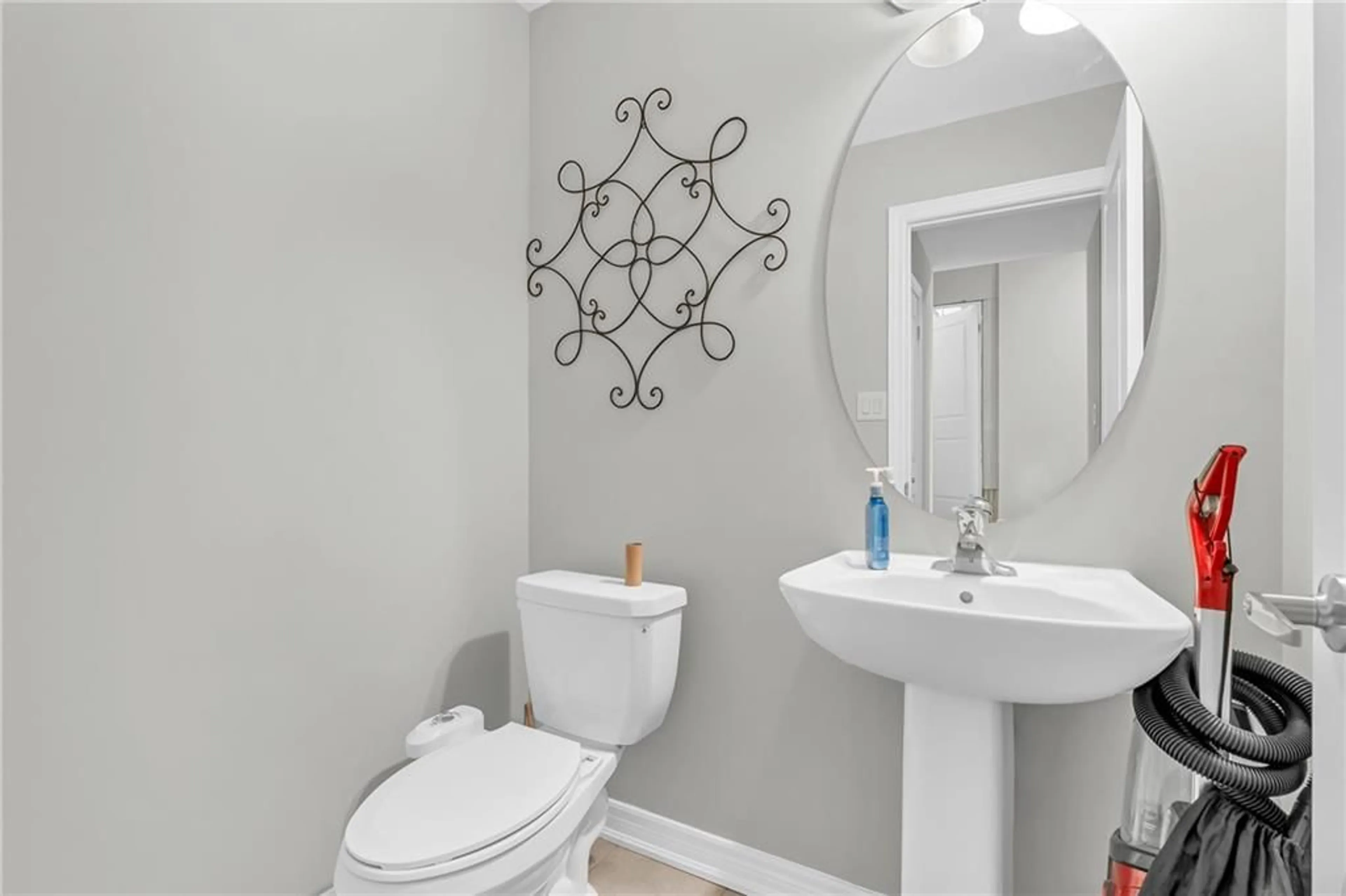 Bathroom for 110 HIBISCUS Lane, Hamilton Ontario L8K 5J3