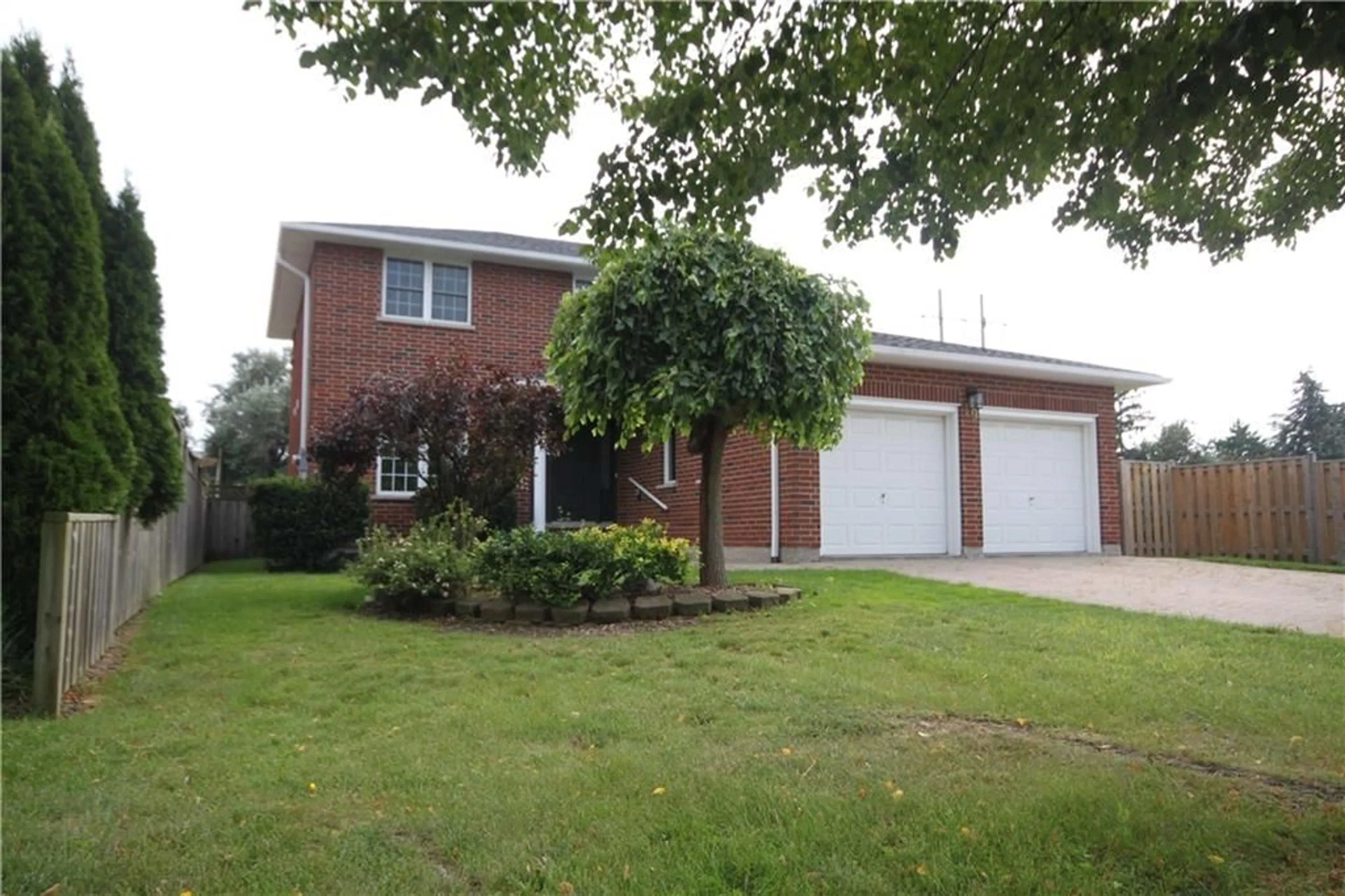 Frontside or backside of a home for 19 WEST FARMINGTON Dr, St. Catharines Ontario L2S 3H1
