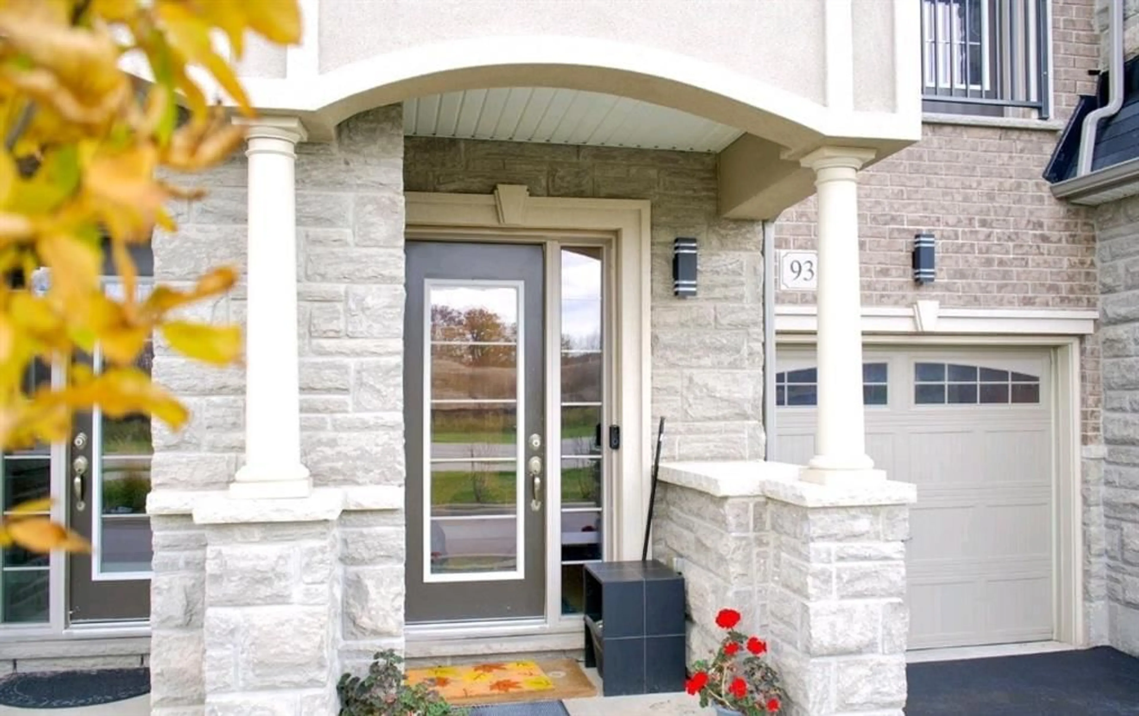 Indoor entryway for 93 Borers Creek Cir, Waterdown Ontario L8B 1W3