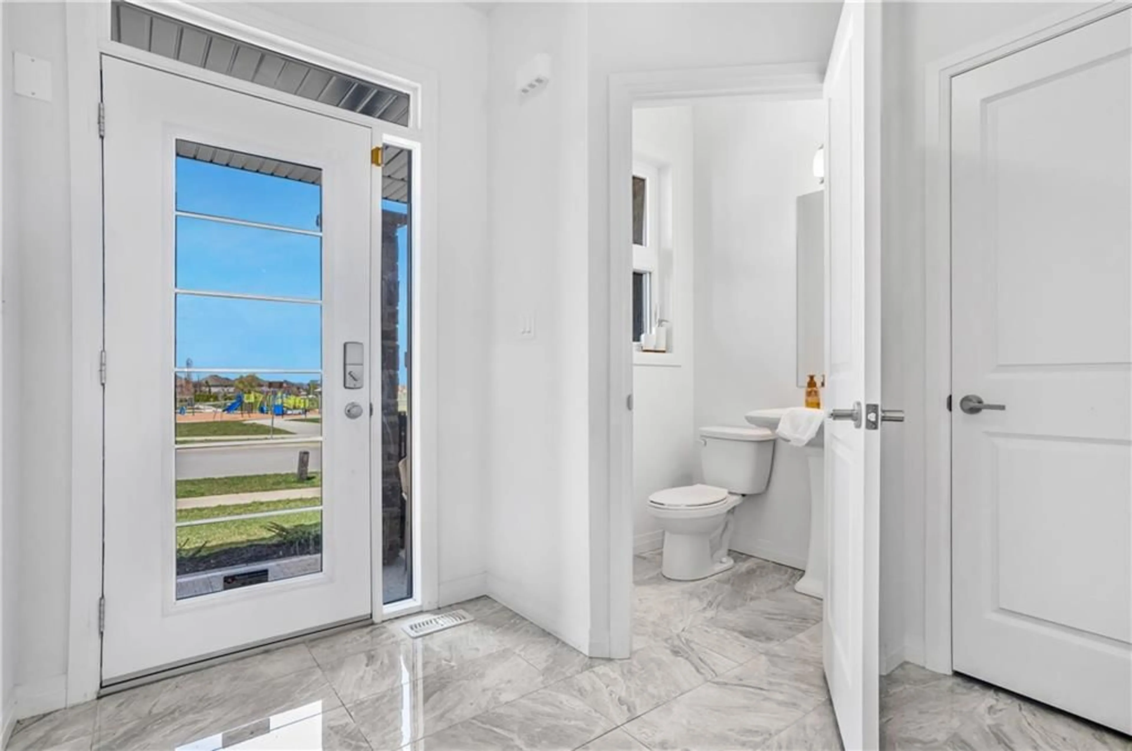 Bathroom for 5048 Connor Dr, Lincoln Ontario L3J 0S1