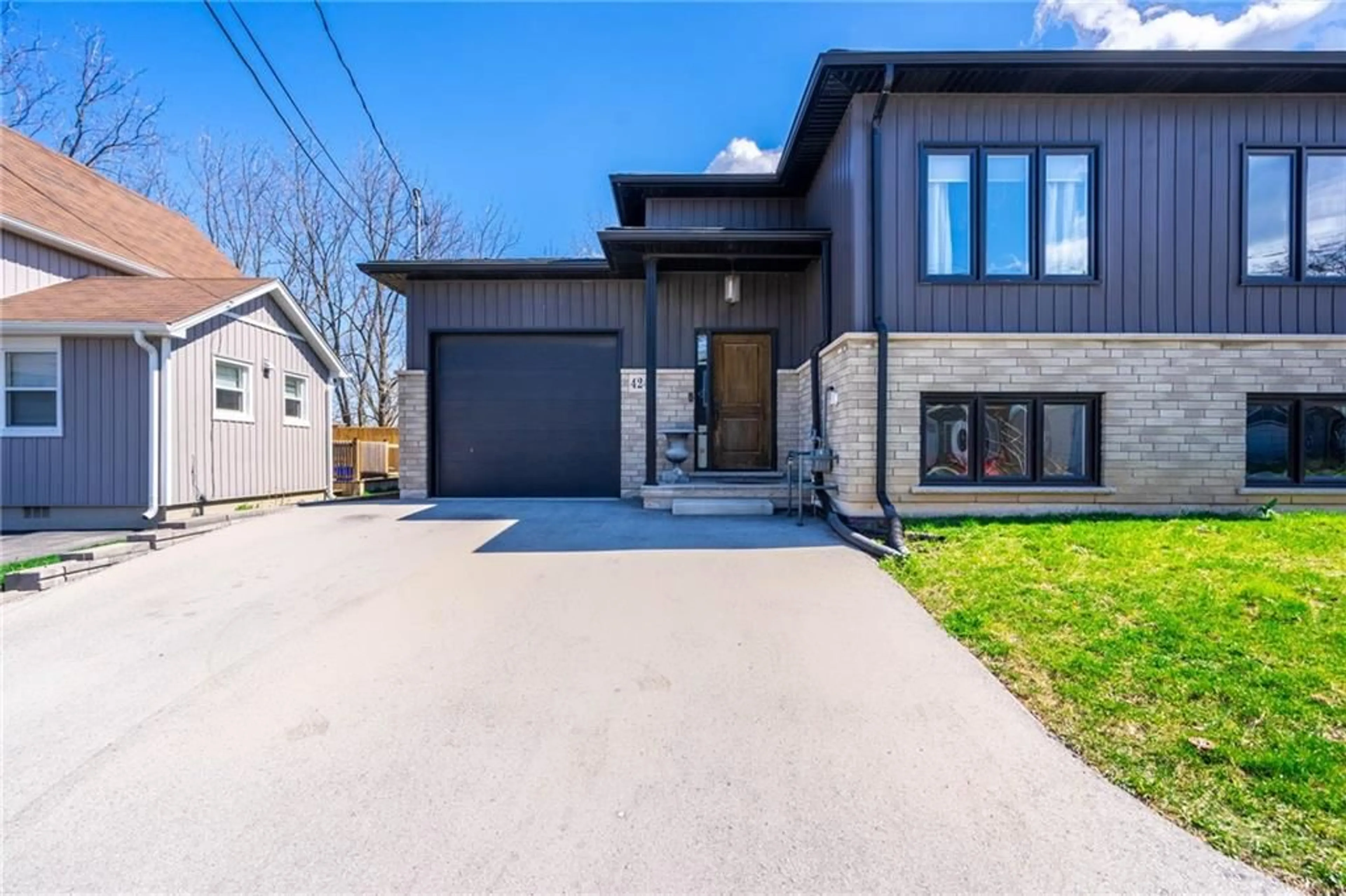 Frontside or backside of a home for 4245 Academy St, Beamsville Ontario L0R 1B7