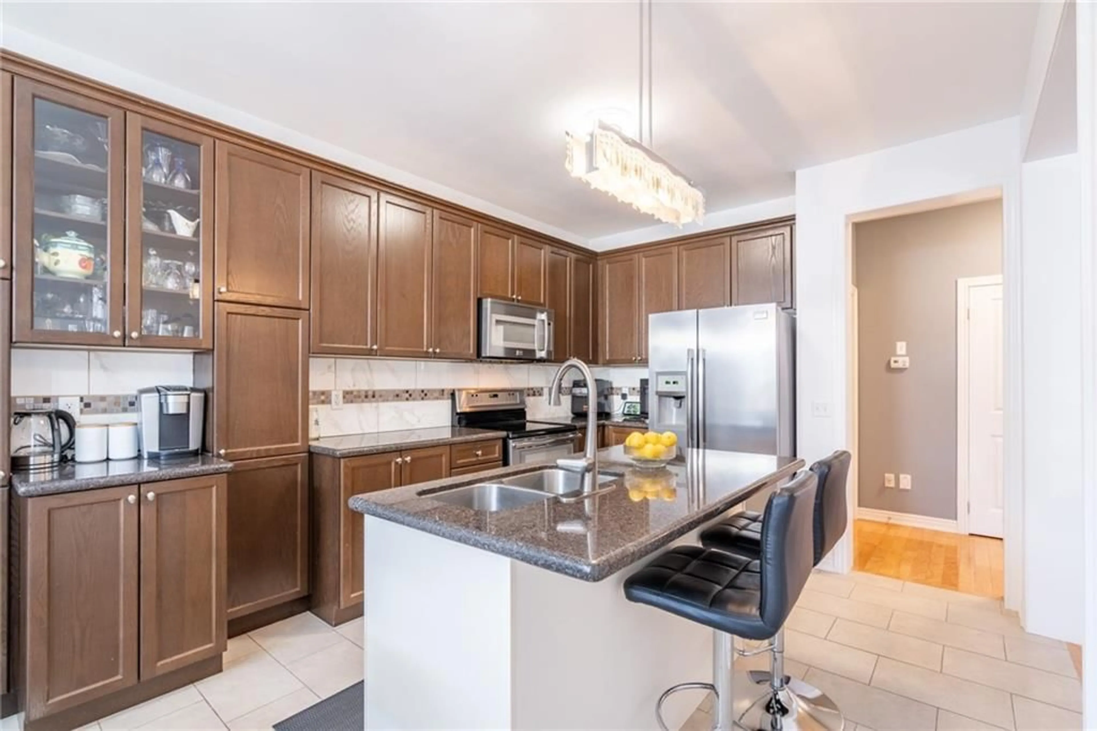 Contemporary kitchen for 6 Juneberry Rd, Thorold Ontario L2V 5G5