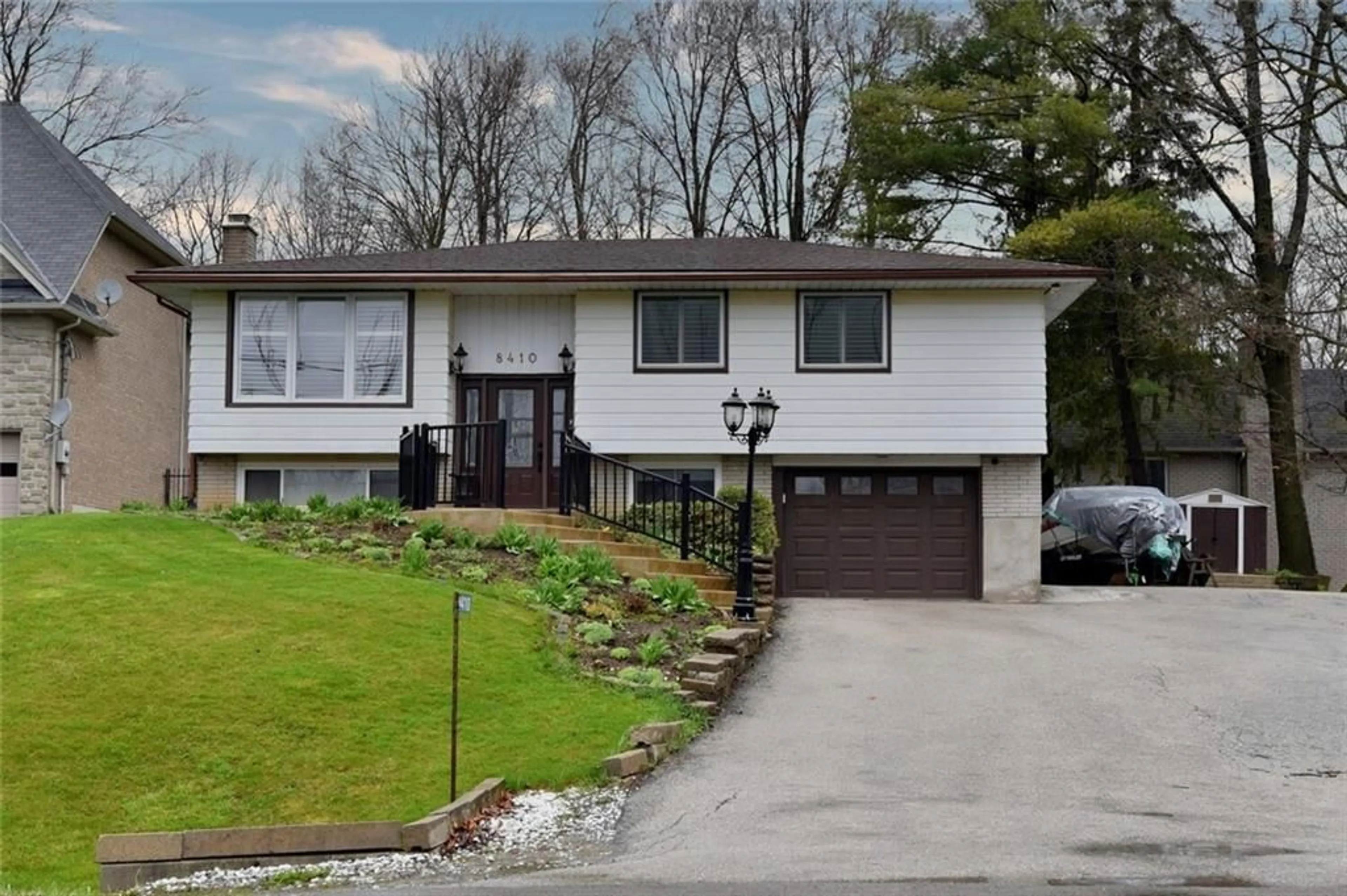 Frontside or backside of a home for 8410 TWENTY Rd, Hamilton Ontario L9B 1H8