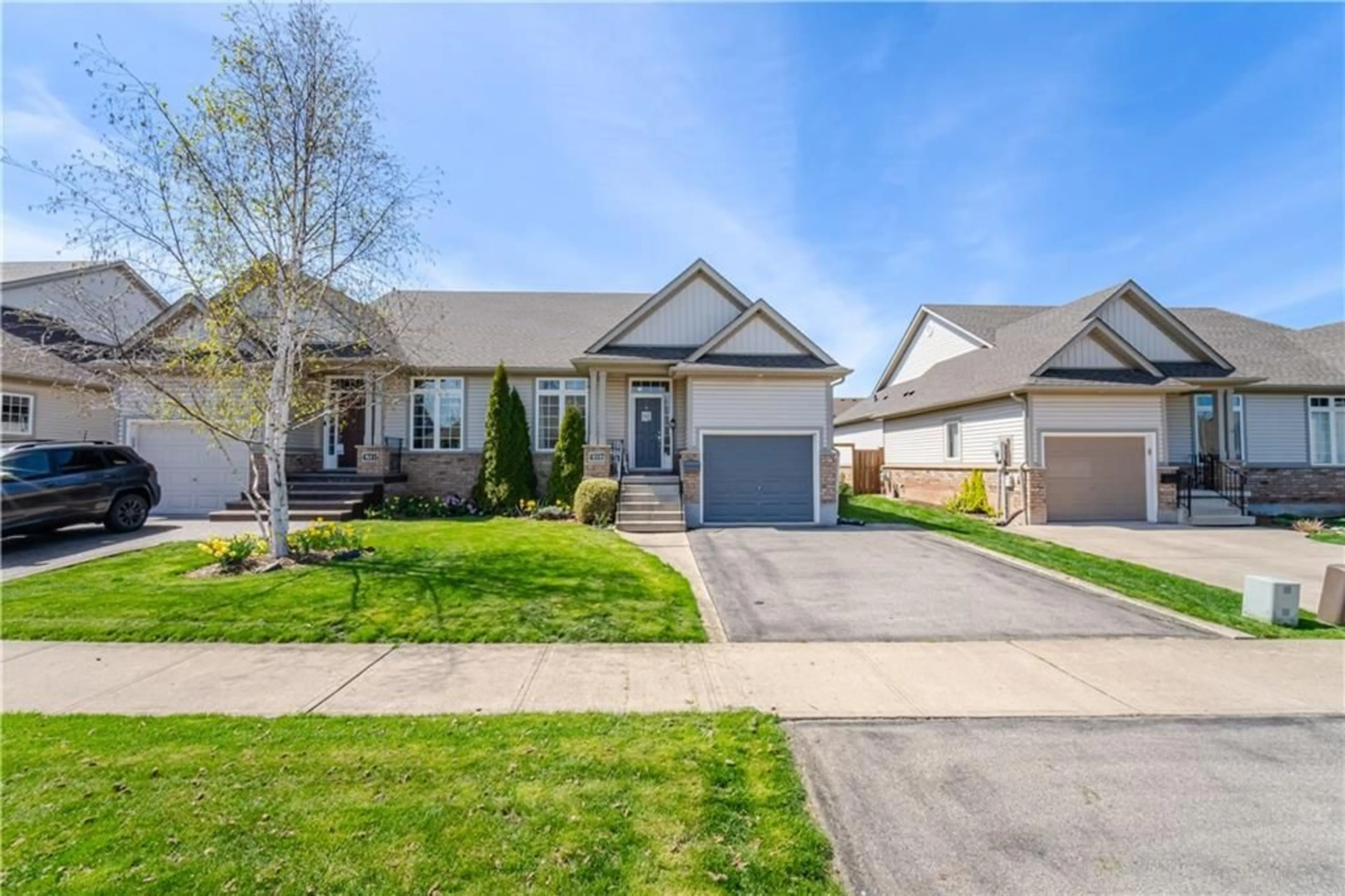 Frontside or backside of a home for 4317 LINDSEY Cres, Beamsville Ontario L3J 0P9