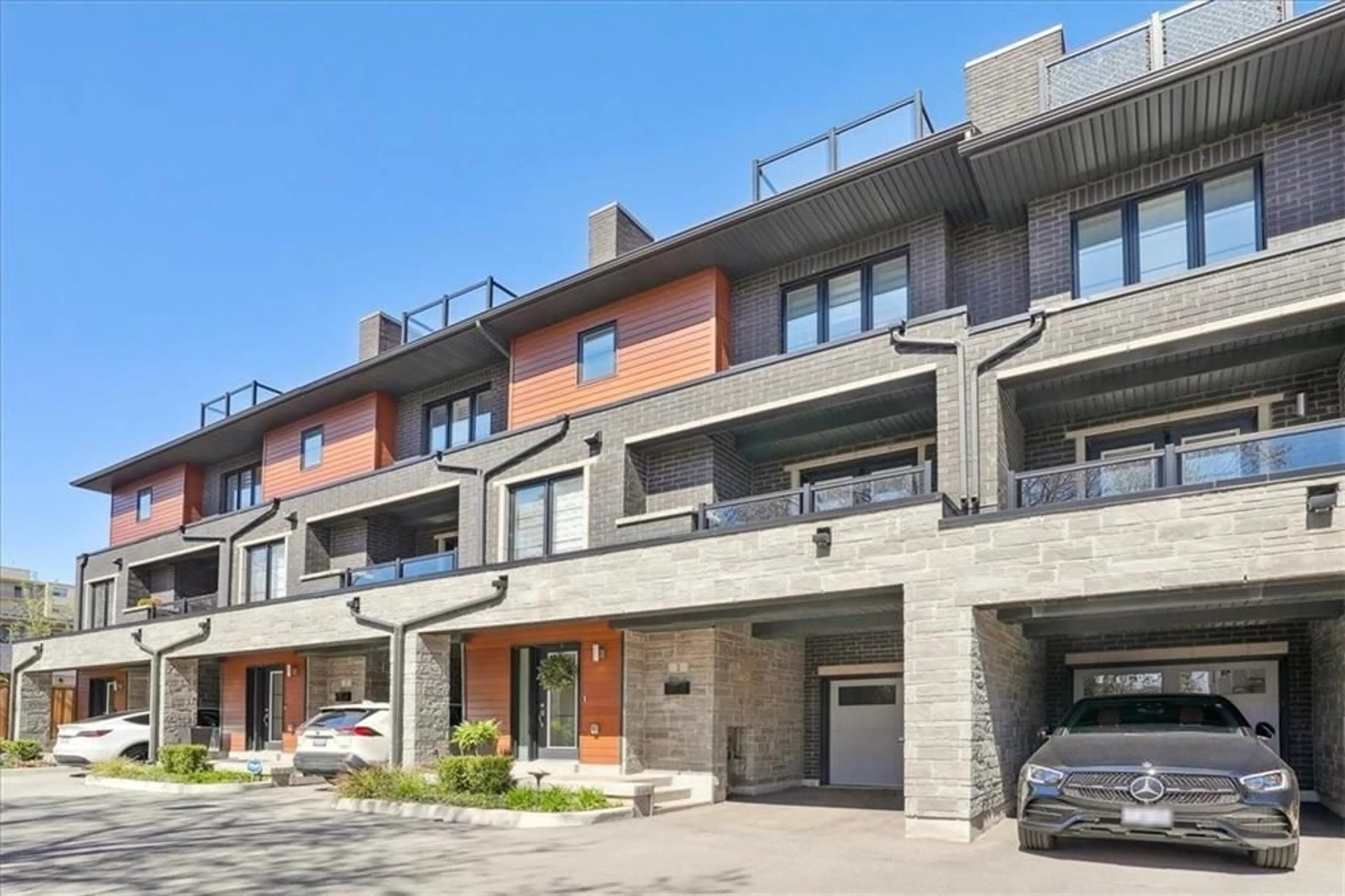 A pic from exterior of the house or condo for 2071 GHENT Ave #3, Burlington Ontario L7R 1Y4