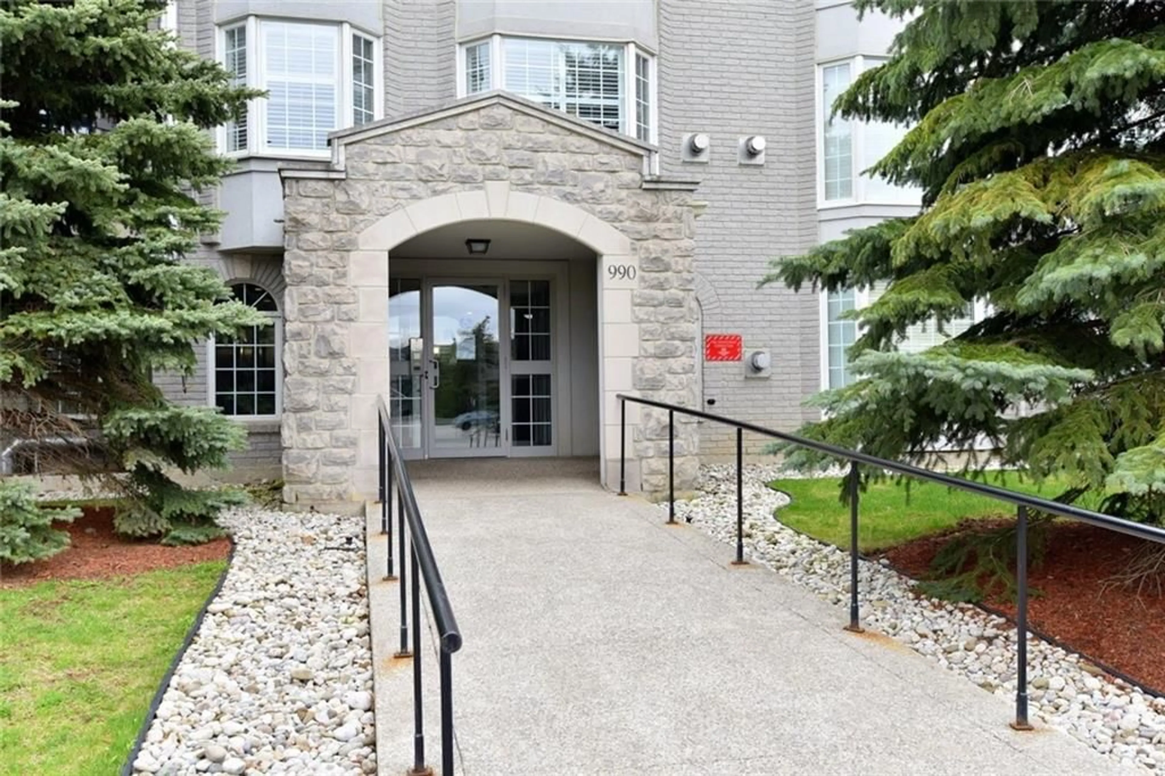 A pic from exterior of the house or condo for 990 Golf Links Rd #308, Ancaster Ontario L9K 1J8