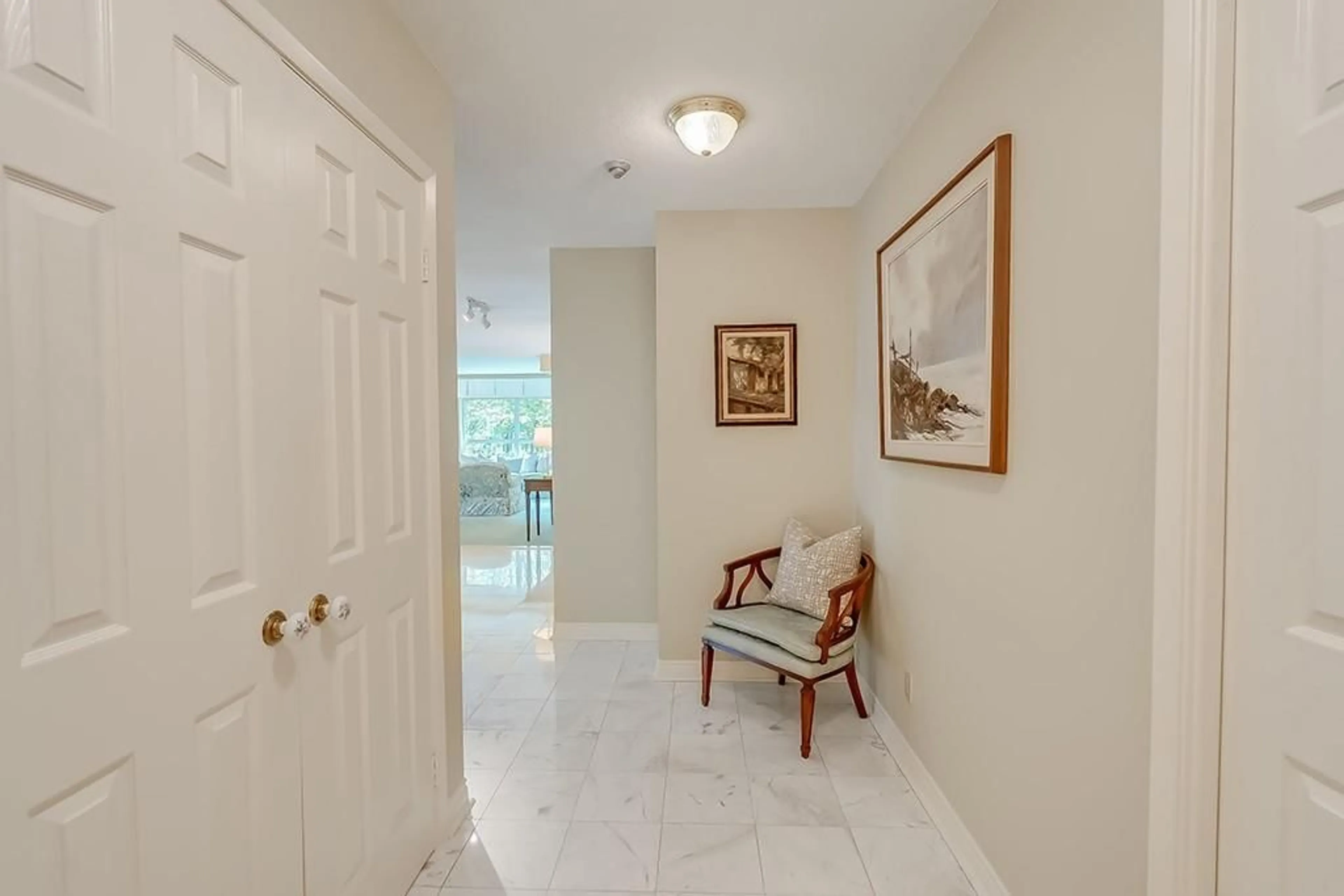 Indoor entryway for 2190 LAKESHORE Rd #303, Burlington Ontario L7R 4K1