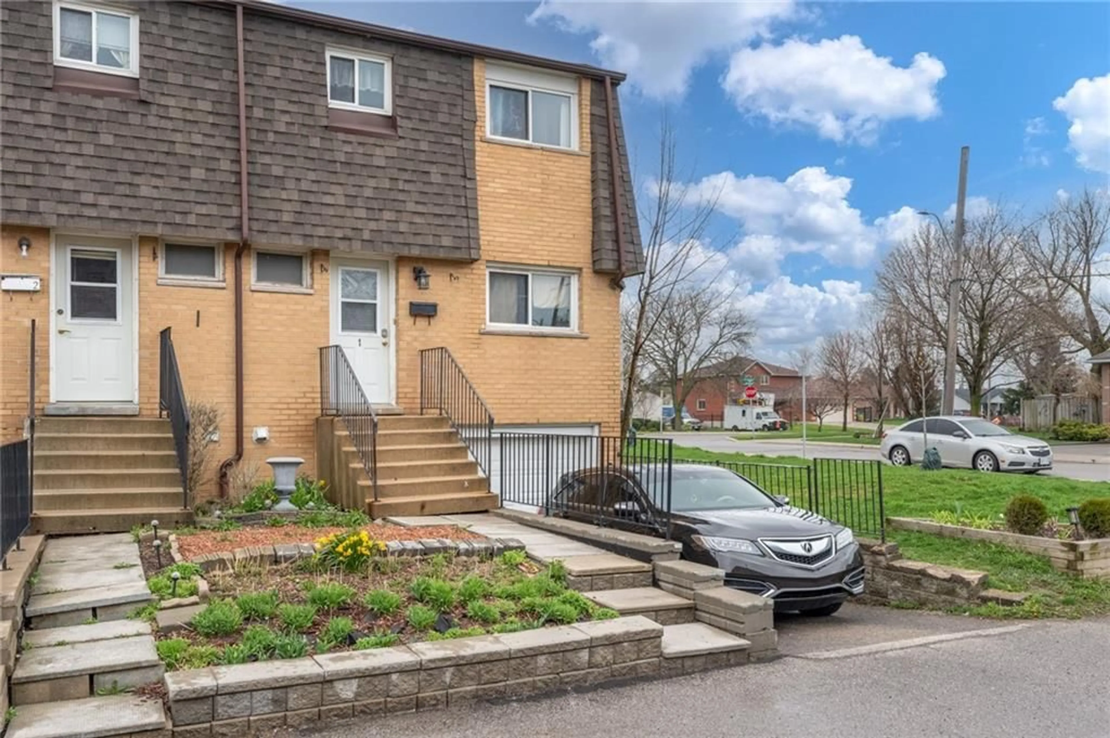 A pic from exterior of the house or condo for 20 ANNA CAPRI Dr #1, Hamilton Ontario L8W 1M6