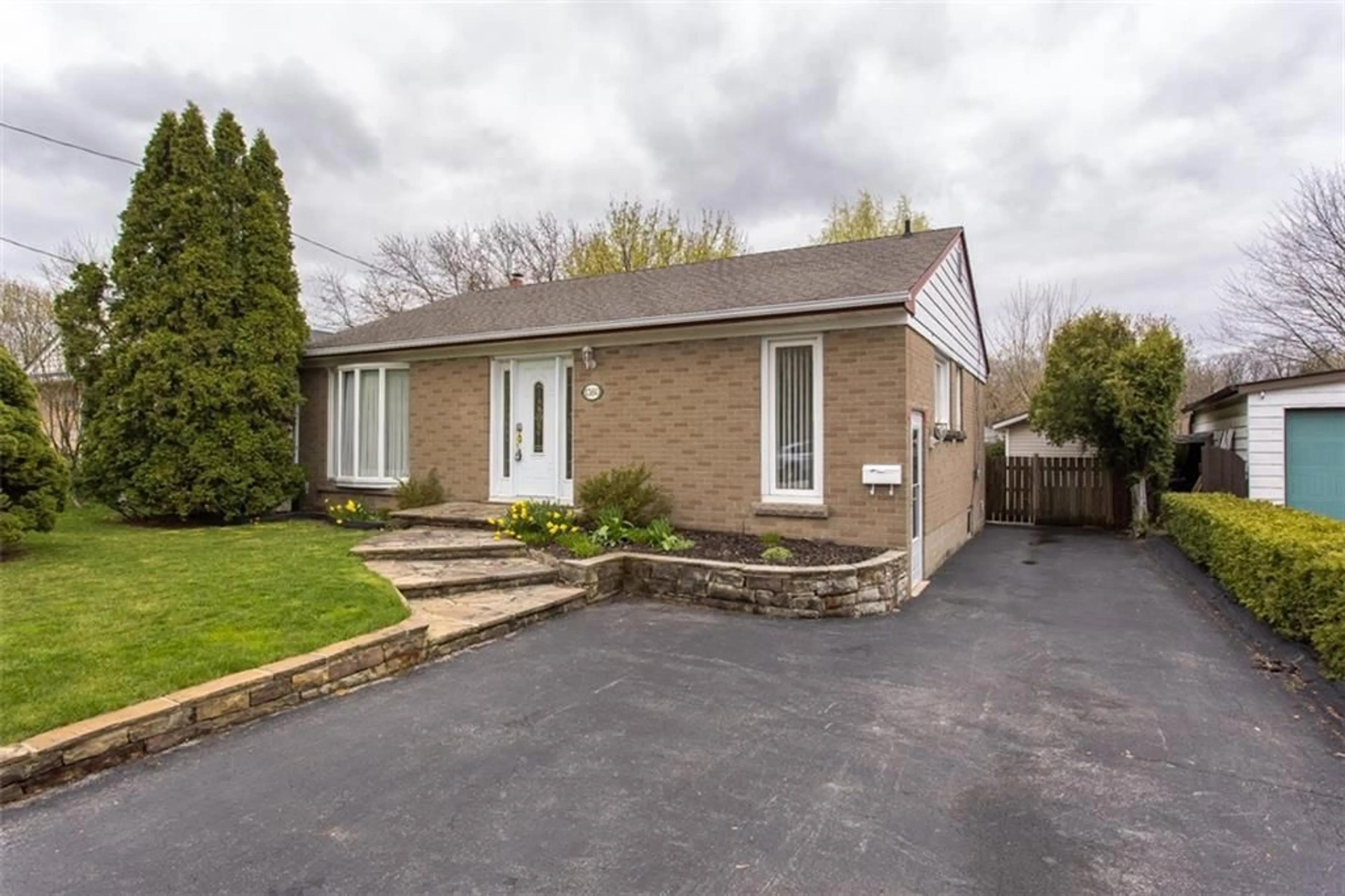 Frontside or backside of a home for 1360 Fisher Ave, Burlington Ontario L7P 2L6
