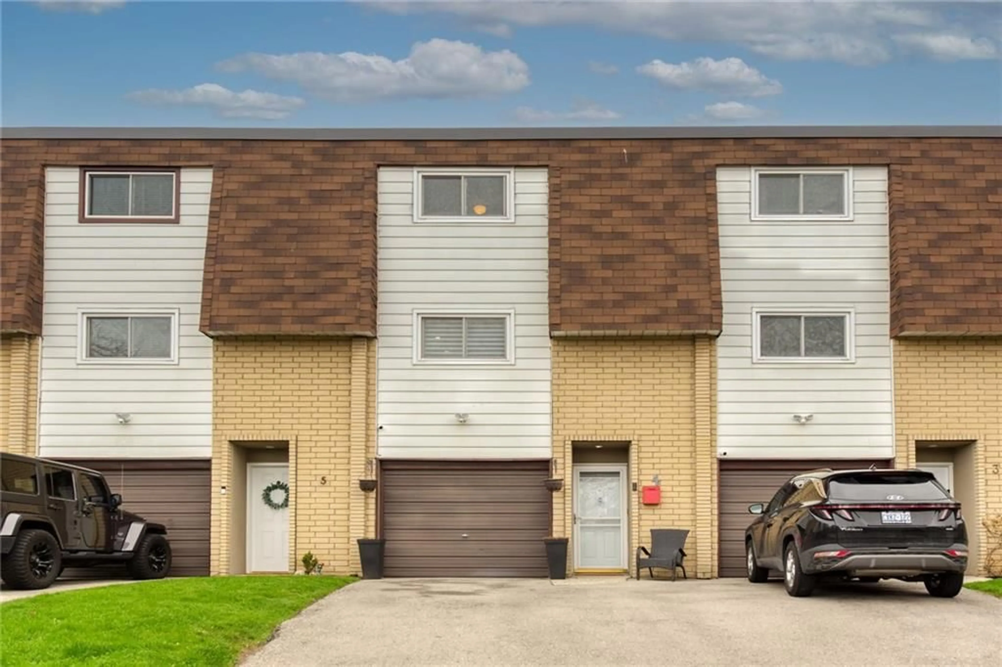 A pic from exterior of the house or condo for 36 GREENDALE Dr #4, Hamilton Ontario L9C 5Z4