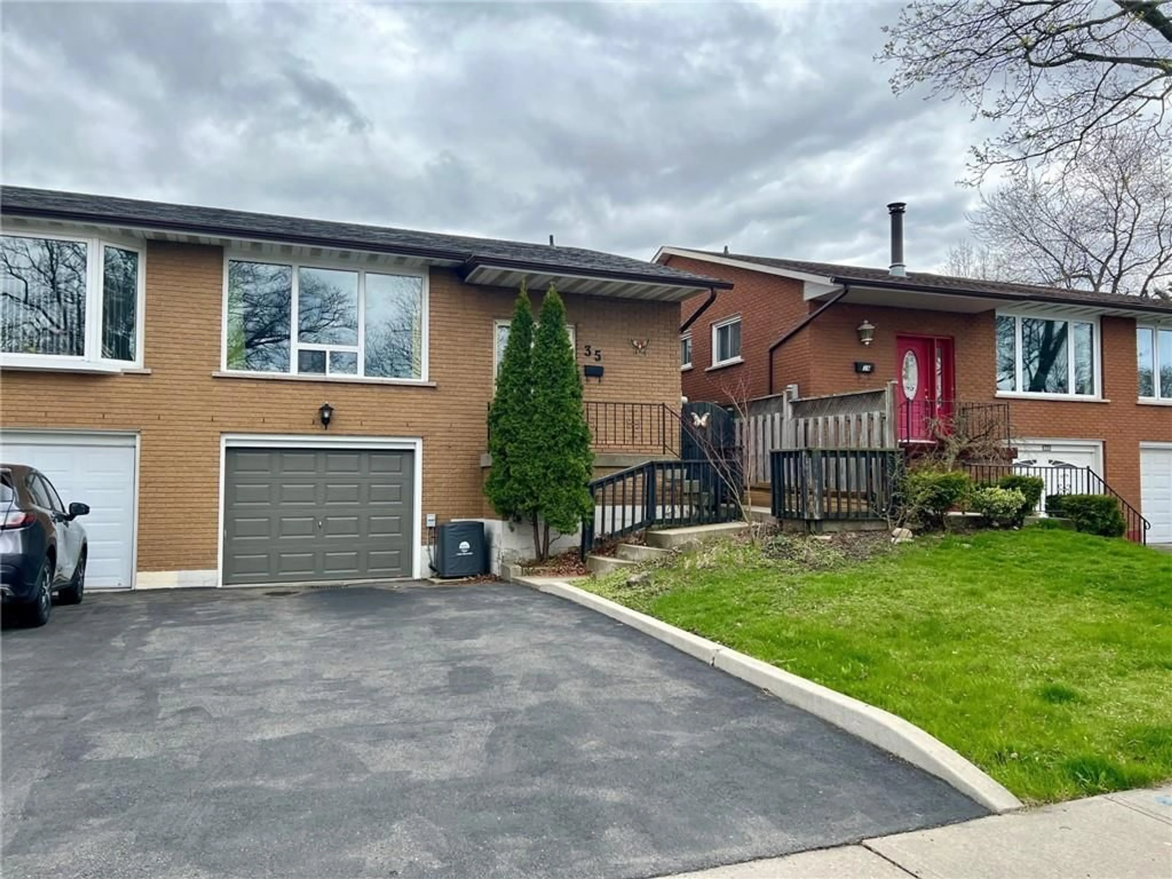 Frontside or backside of a home for 35 HORNING Dr, Hamilton Ontario L9C 6L2