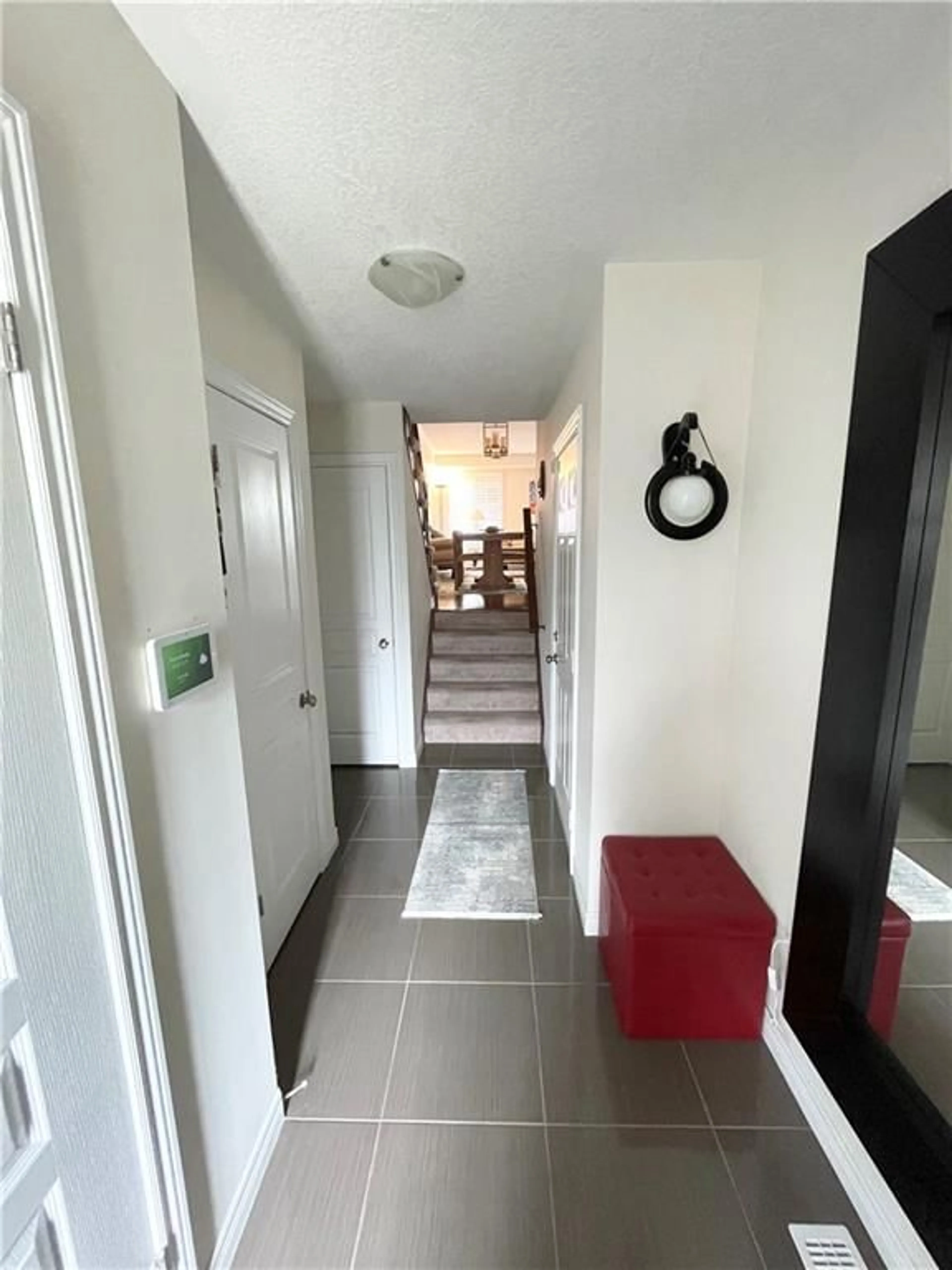 Indoor entryway for 35 Charleswood Cres, Hamilton Ontario L0R 1P0