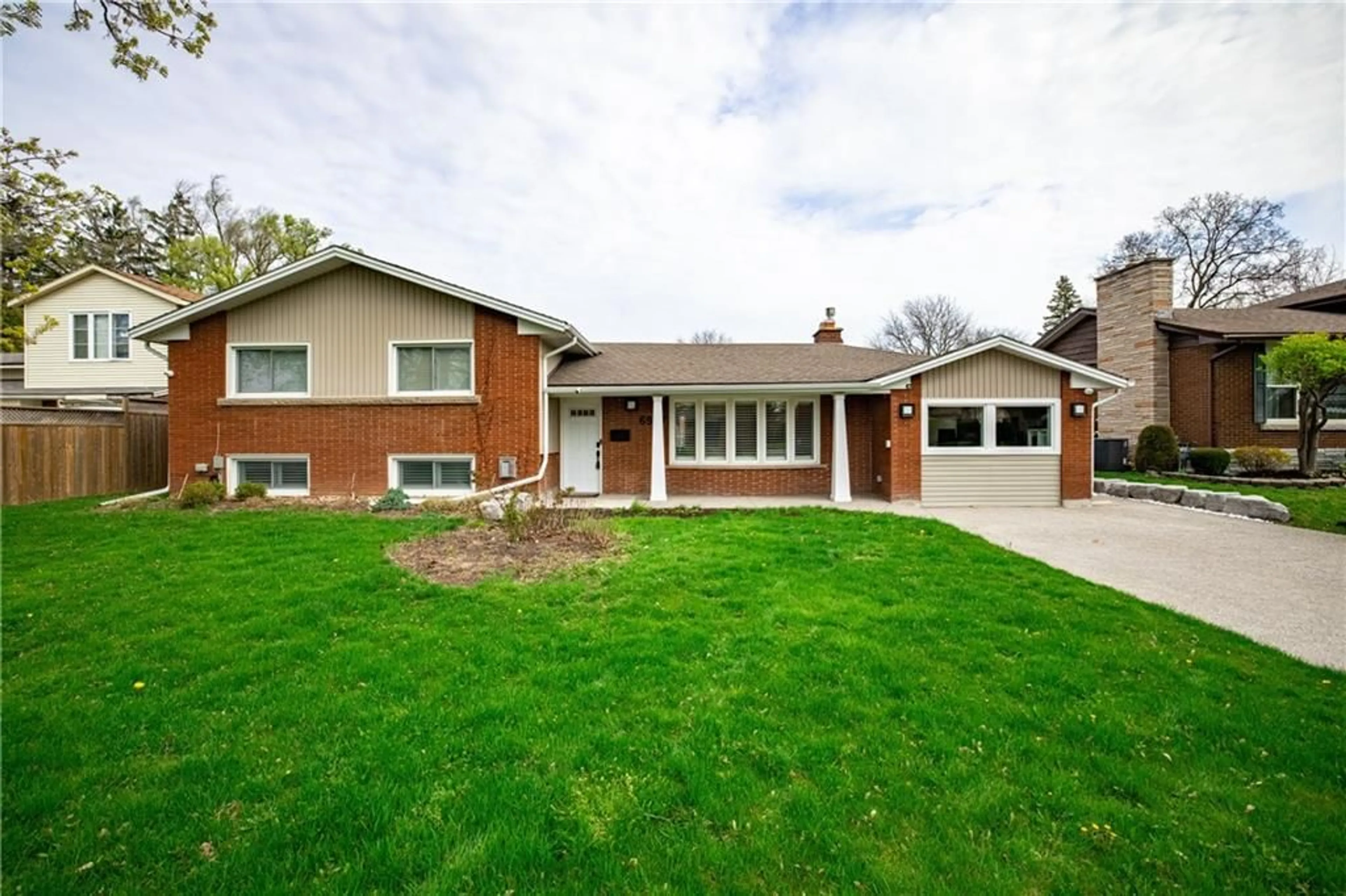 Home with brick exterior material for 6977 Mcgill St, Niagara Falls Ontario L2J 1L8