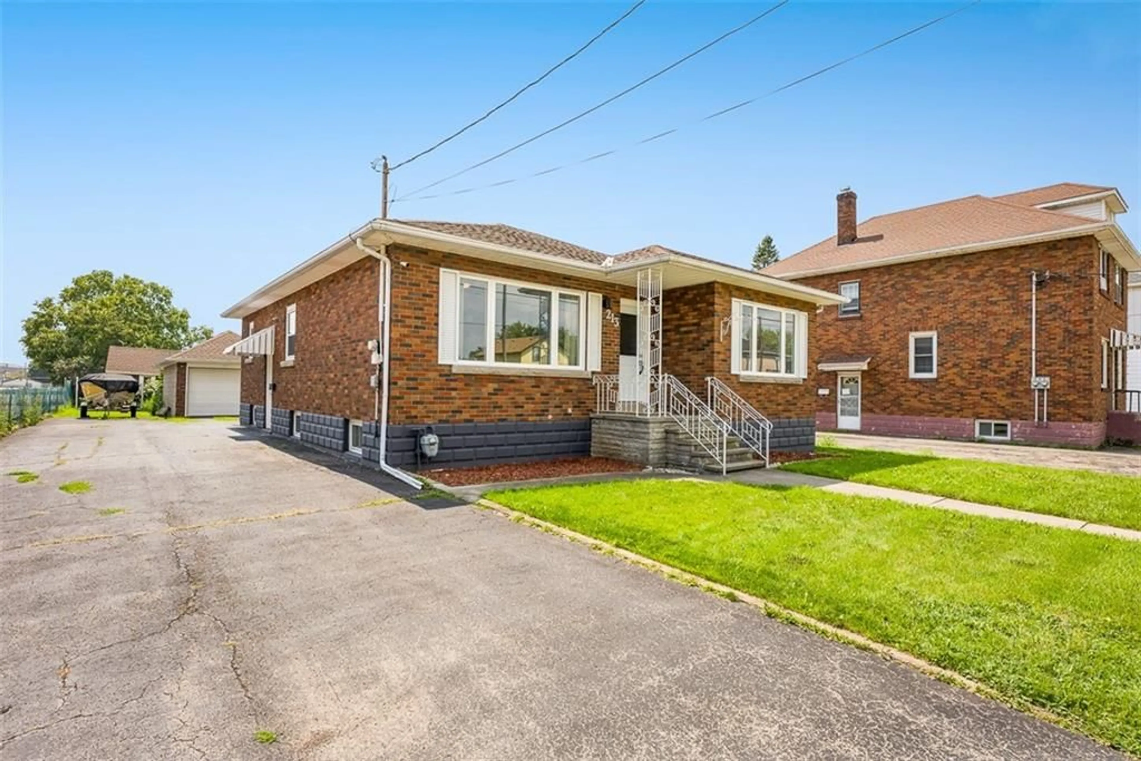 Home with brick exterior material for 213 Bell St, Port Colborne Ontario L3K 1J2
