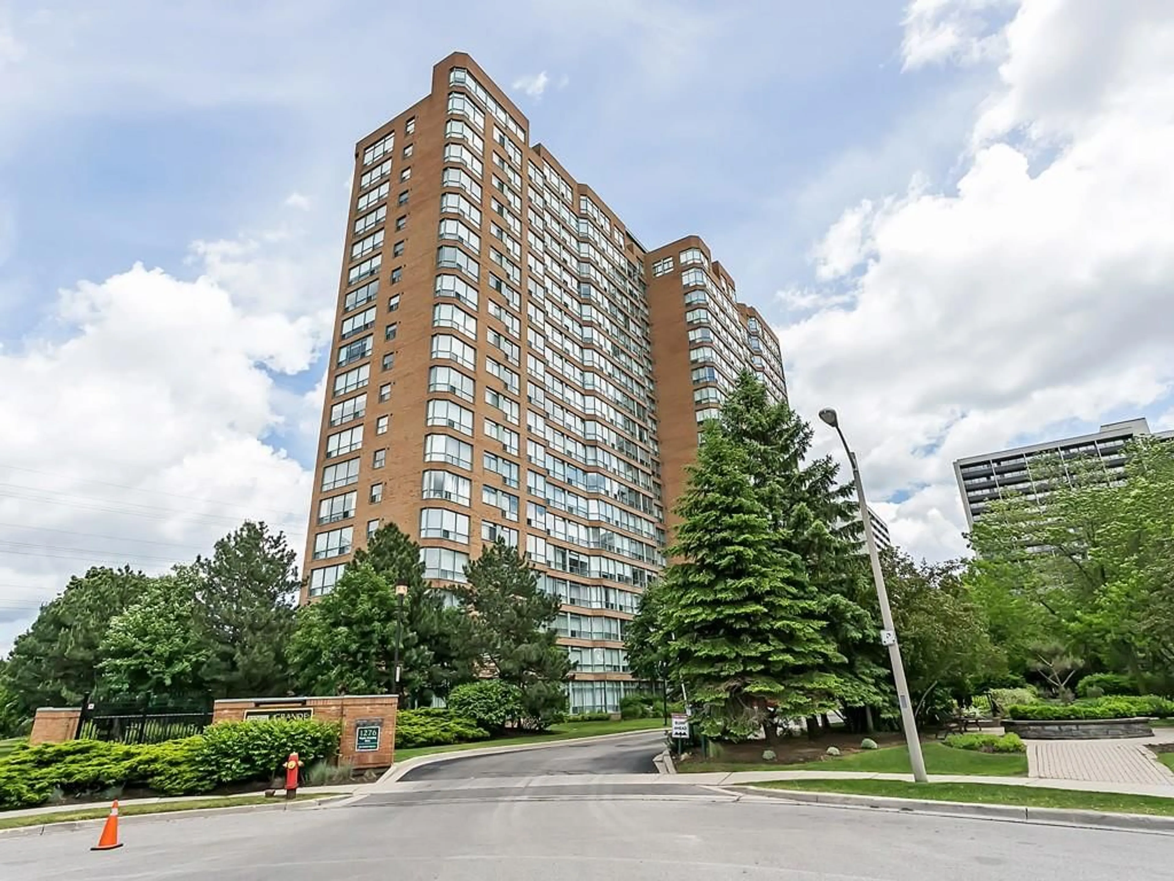 A pic from exterior of the house or condo for 1276 MAPLE CROSSING Blvd #813, Burlington Ontario L7S 2J9