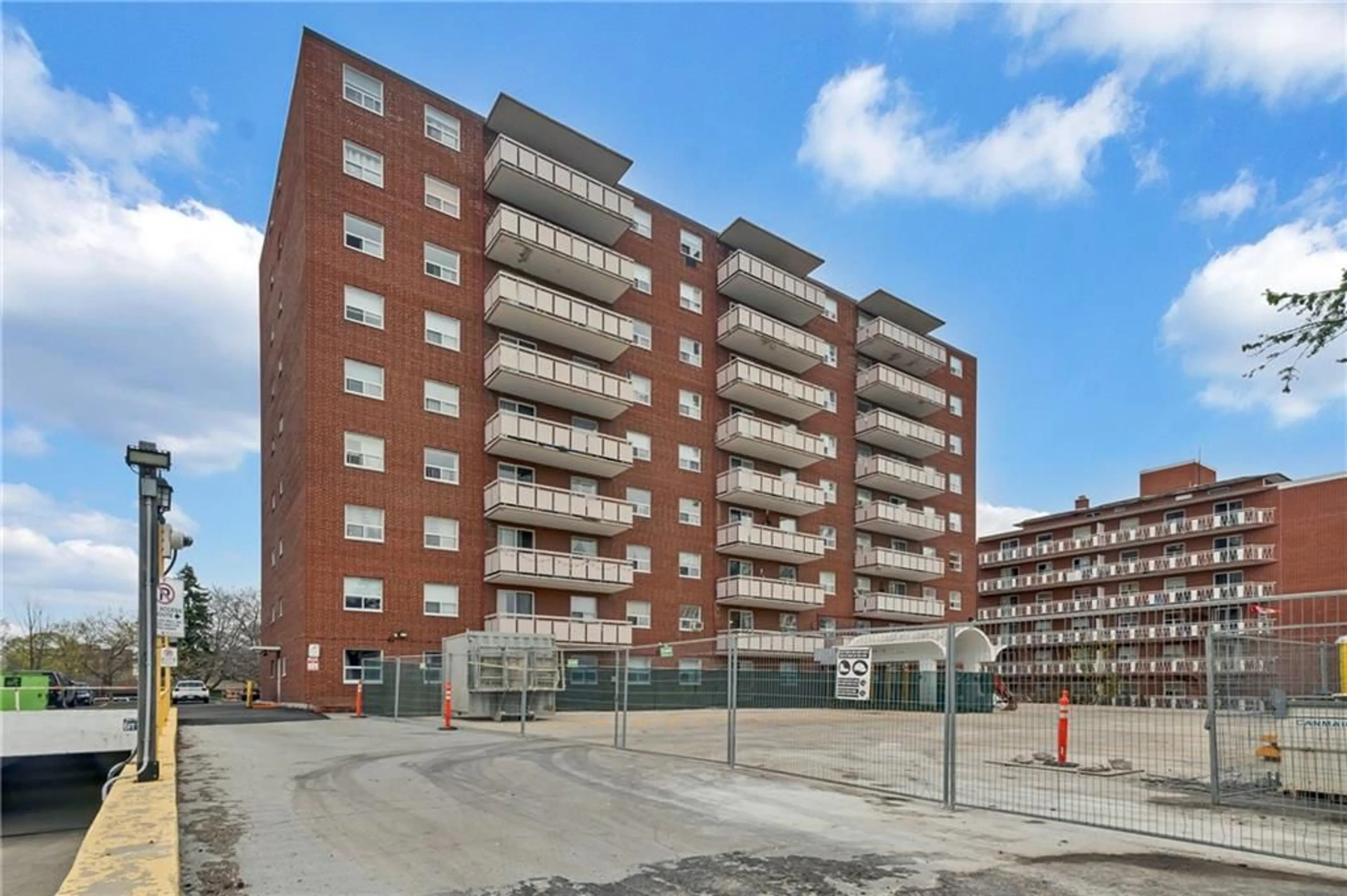 A pic from exterior of the house or condo for 851 QUEENSTON Rd #607, Hamilton Ontario L8G 1B4