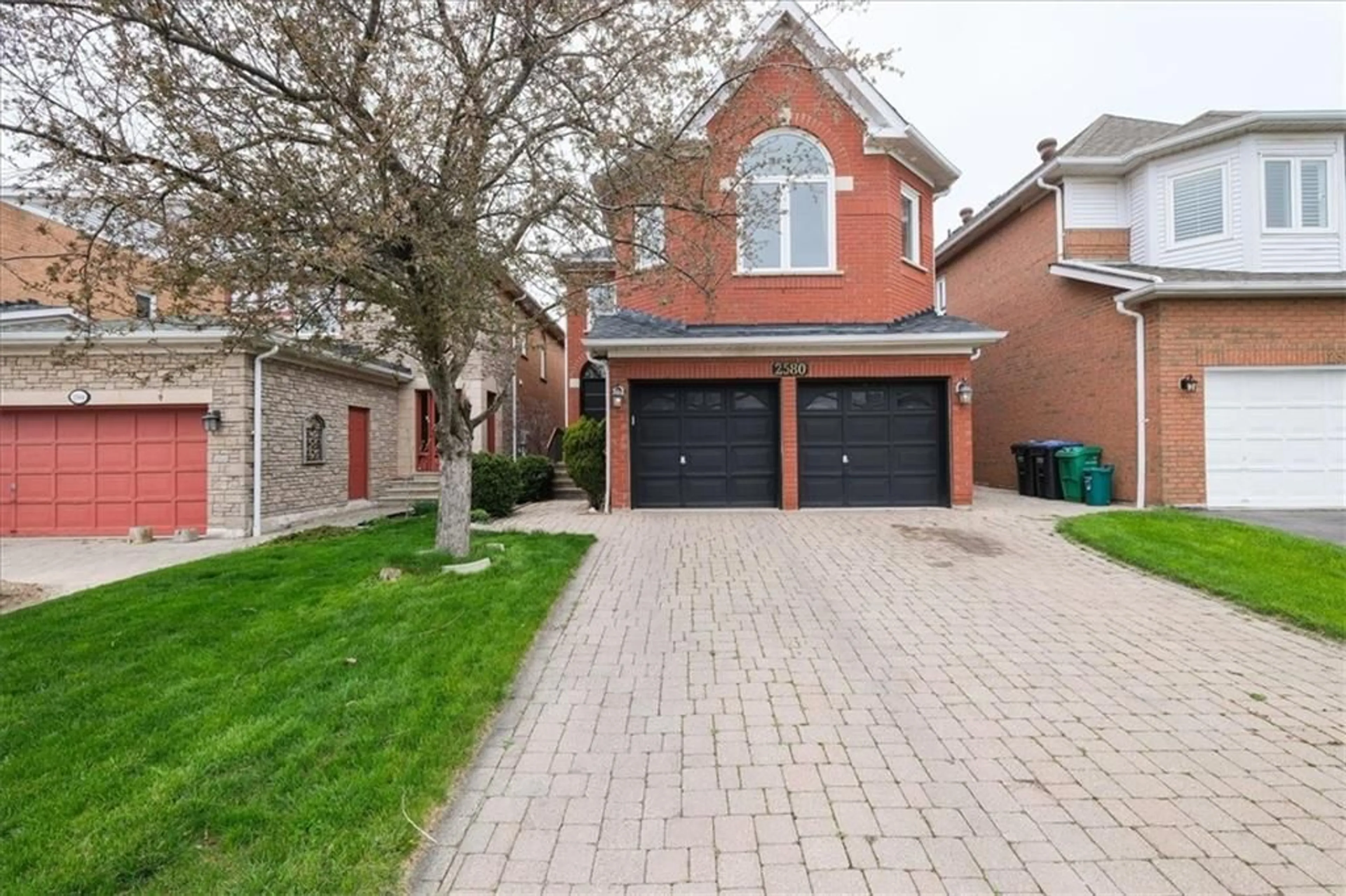 Home with brick exterior material for 2580 Strathmore Cres, Mississauga Ontario L5M 5L1