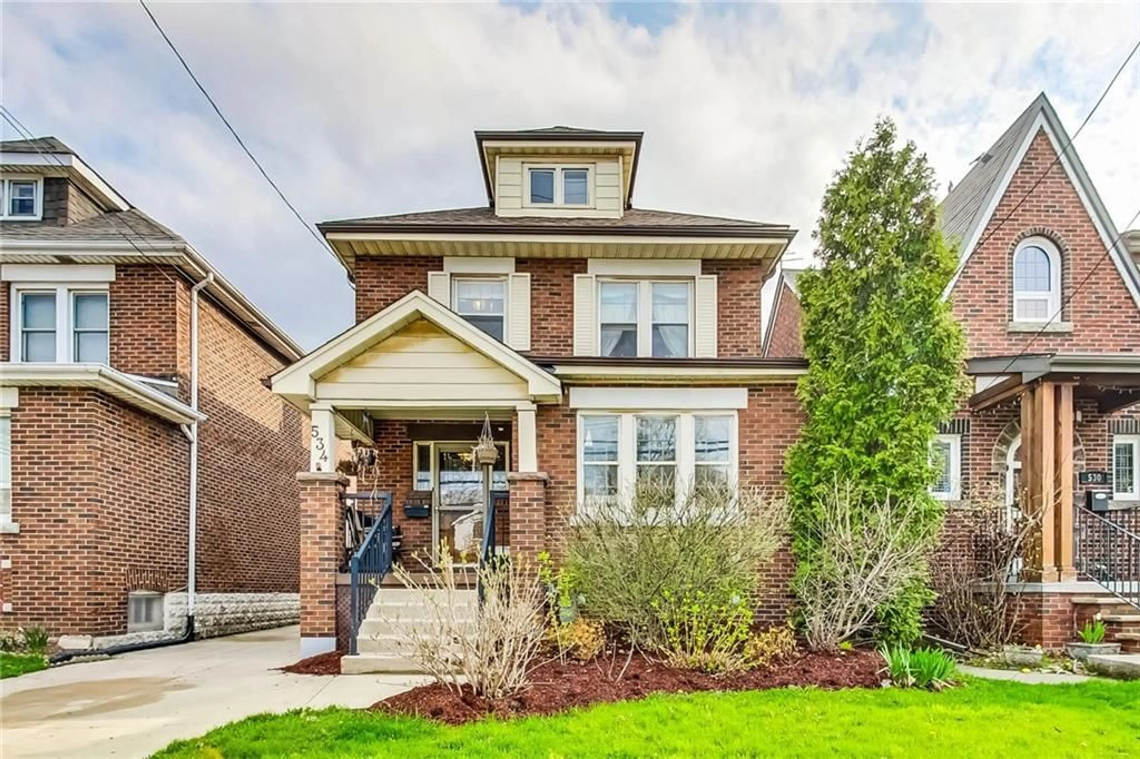 Home with brick exterior material for 534 Maple Ave, Hamilton Ontario L8K 1K9