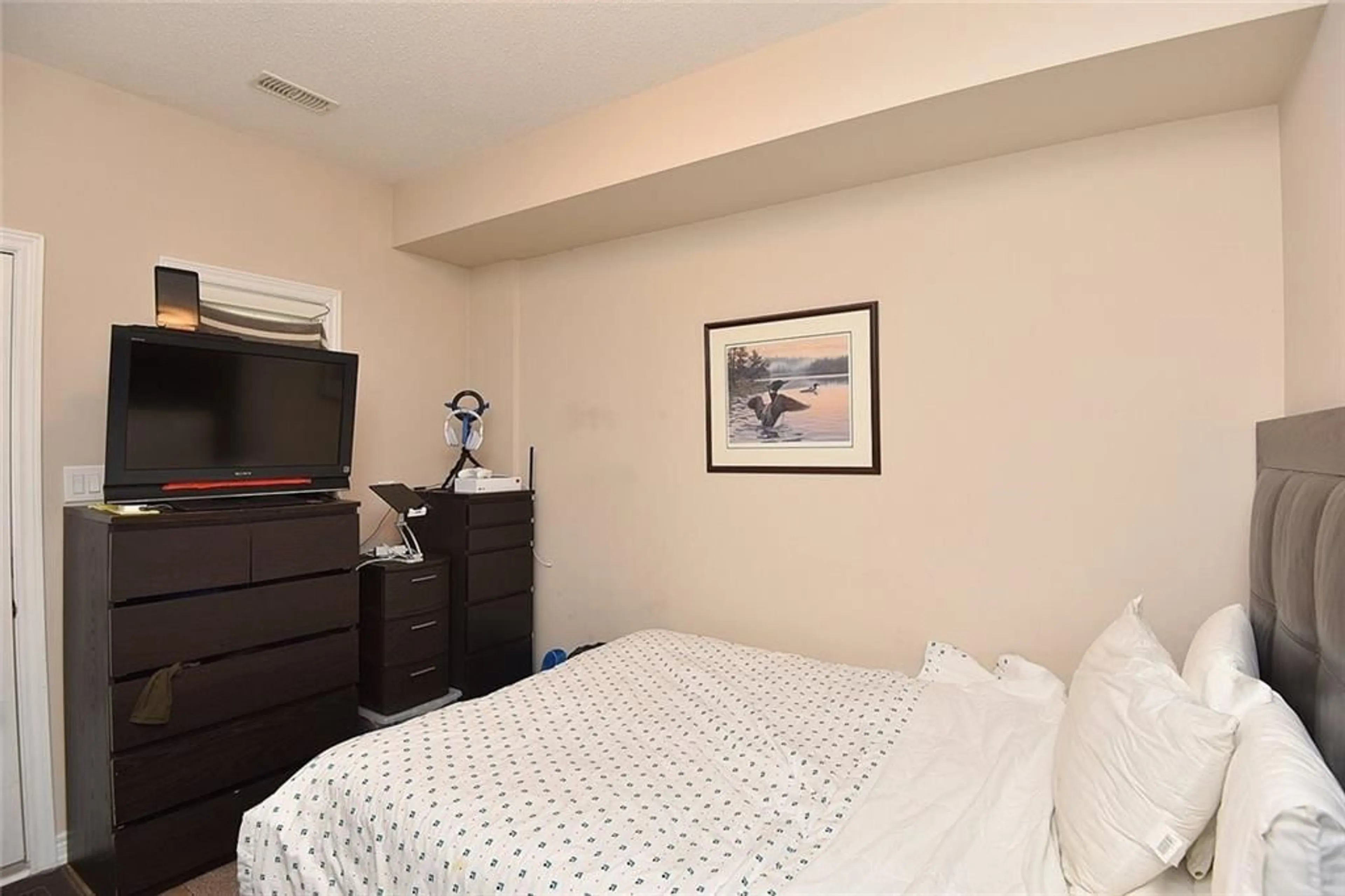 A pic of a room for 1401 Plains Rd #99, Burlington Ontario L7R 0C2