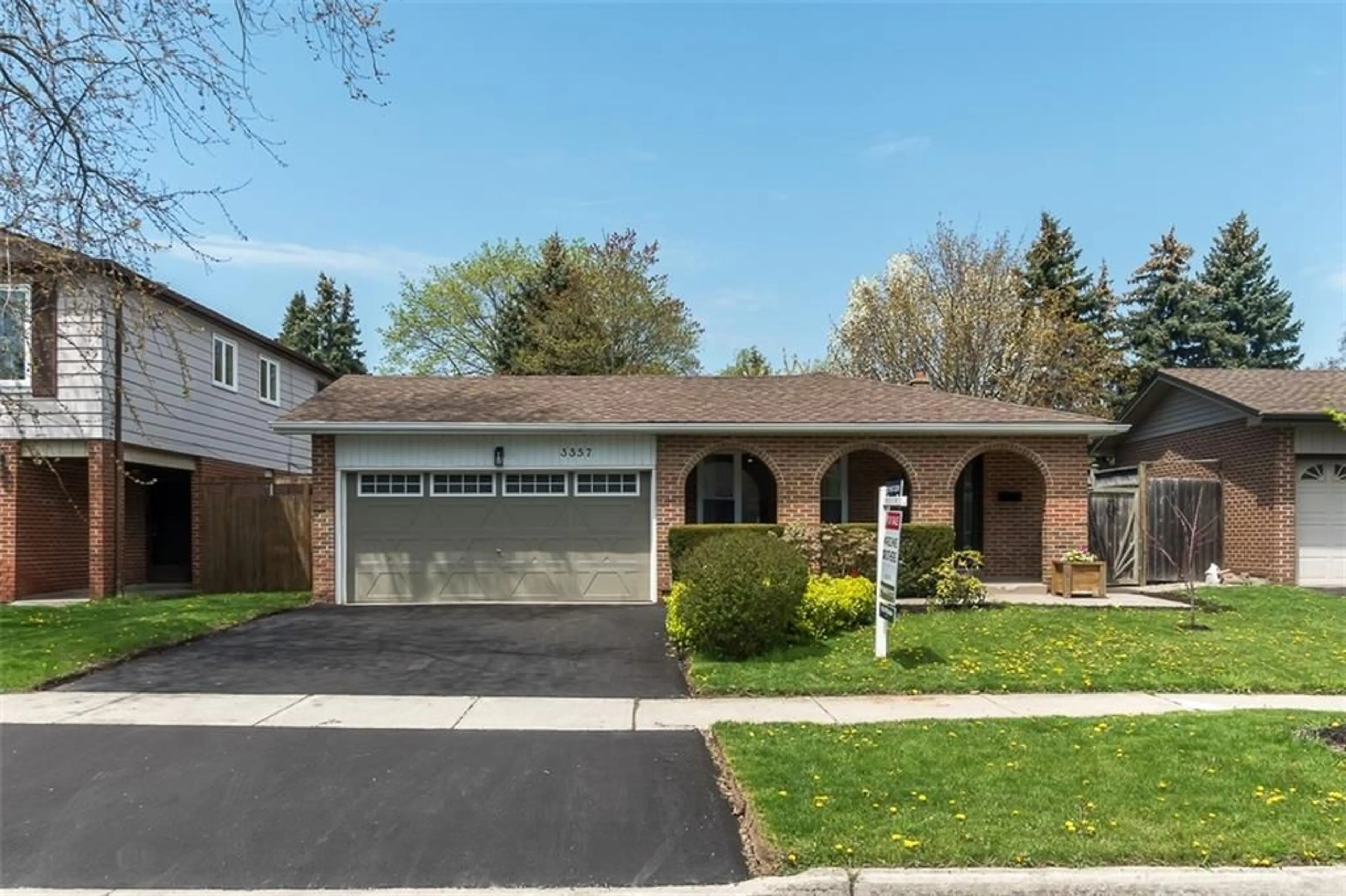 Home with brick exterior material for 3357 HANNIBAL Rd, Burlington Ontario L7M 1R8