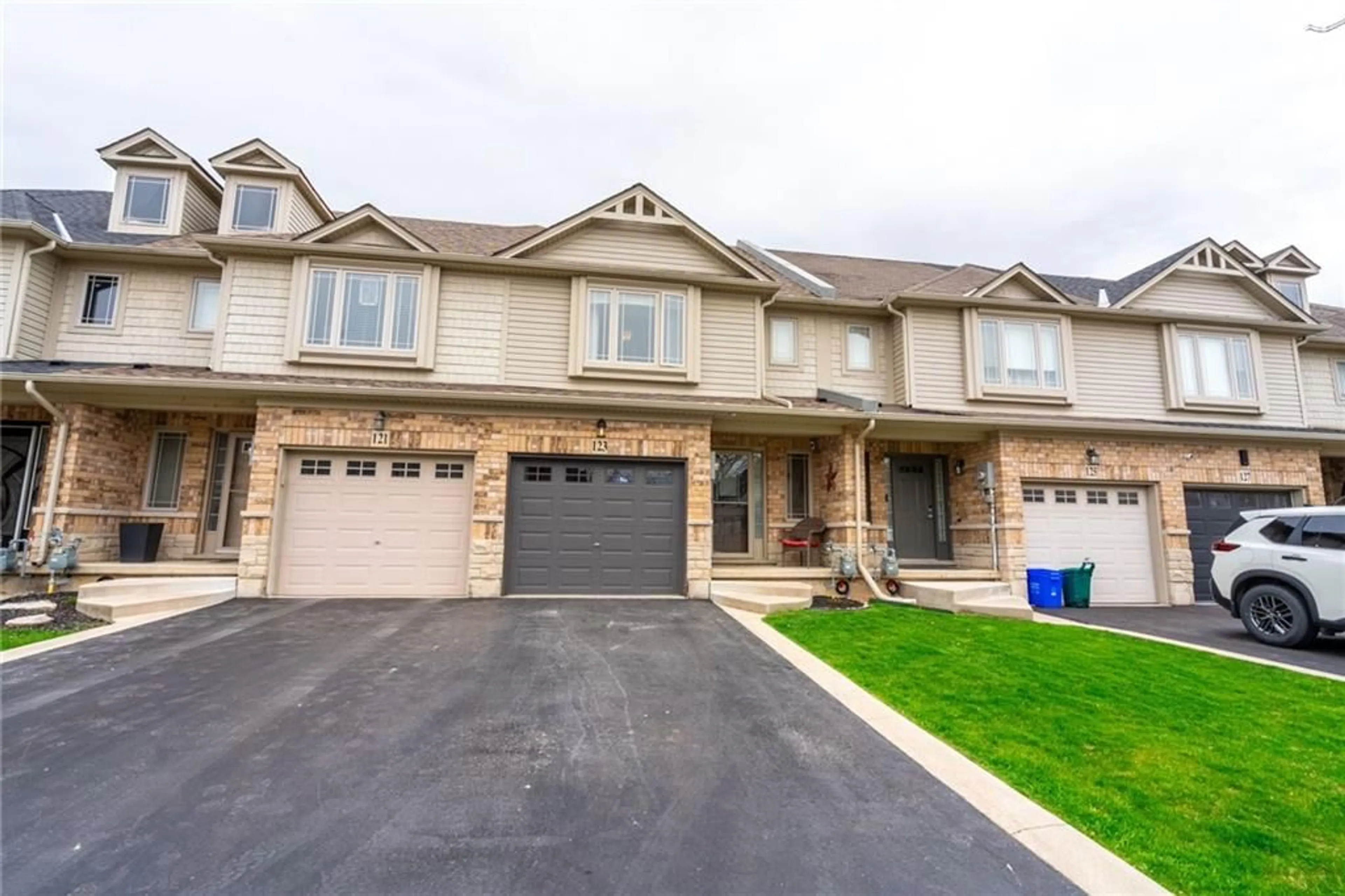 A pic from exterior of the house or condo for 123 Donald Bell Dr, Binbrook Ontario L0R 1C0