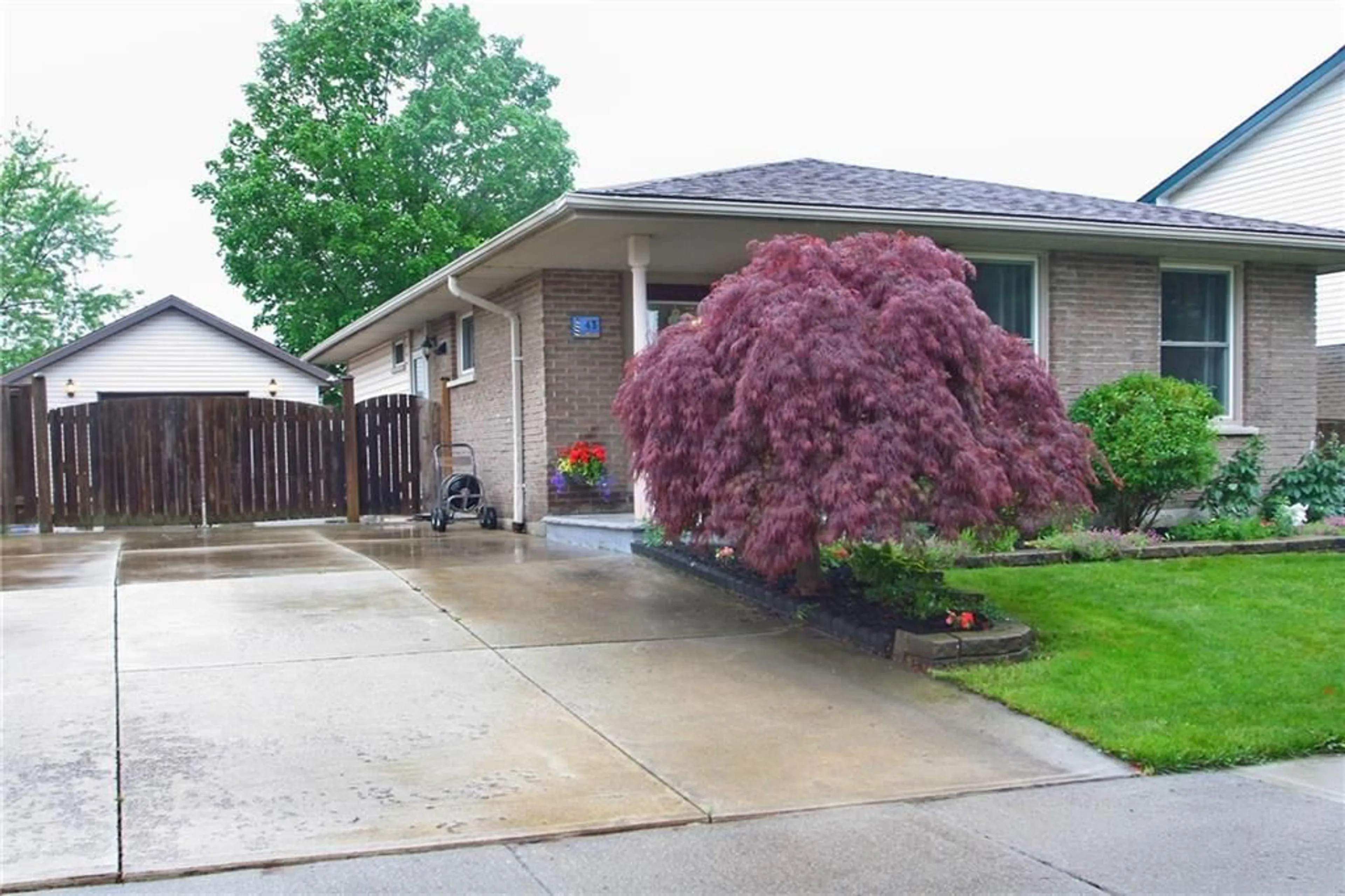 Frontside or backside of a home for 43 NORDALE Cres, Stoney Creek Ontario L8J 1G9