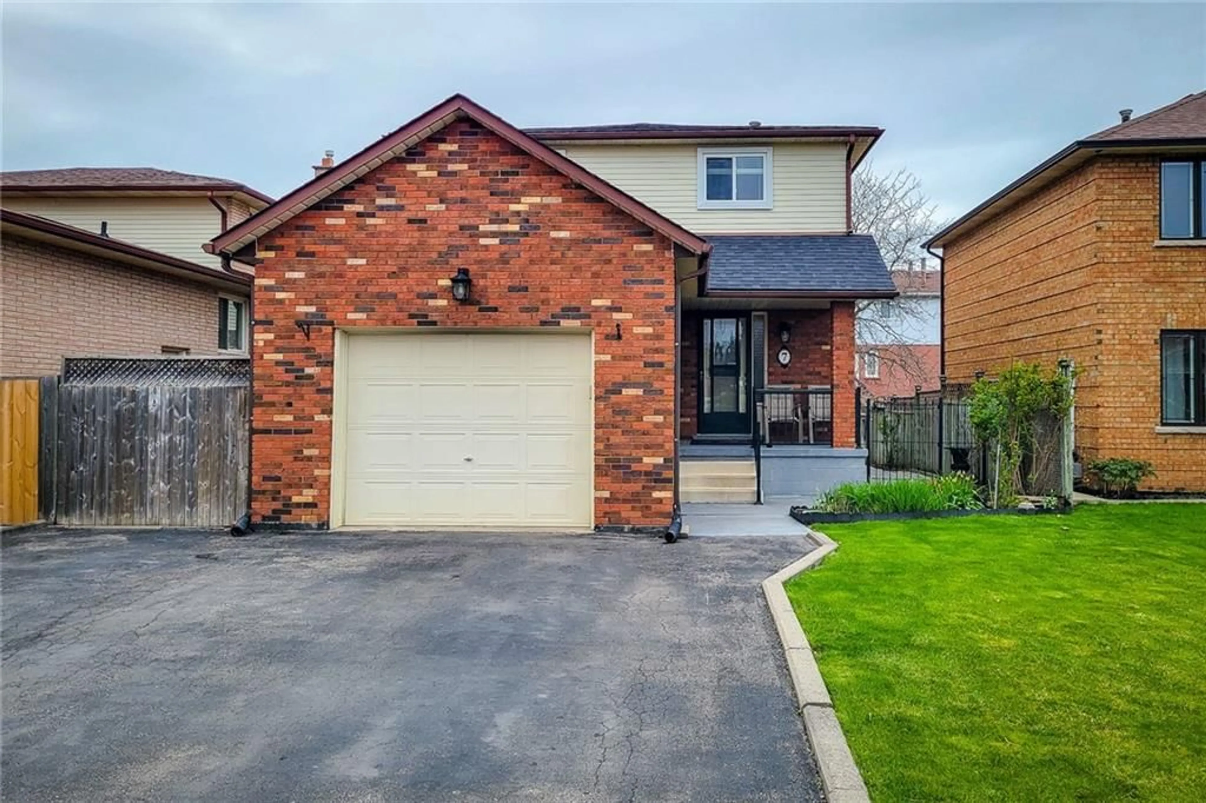 Home with brick exterior material for 7 Vision Pl, Stoney Creek Ontario L8G 4M2
