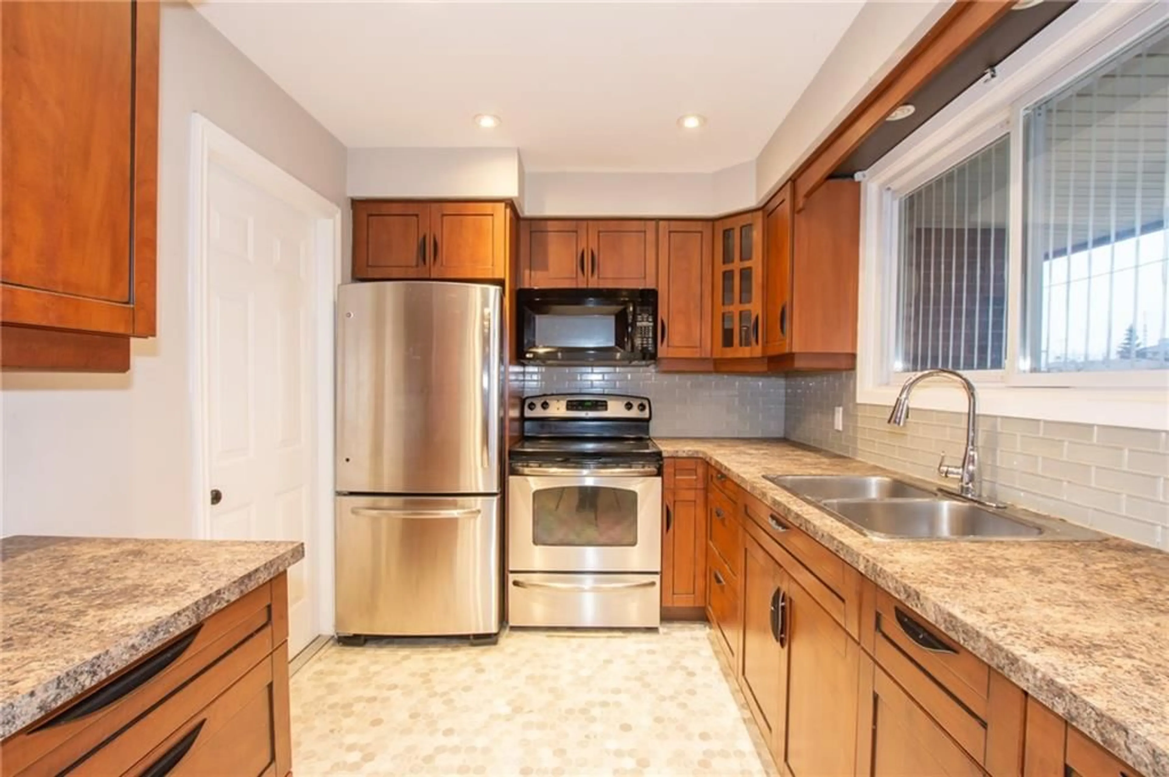 Kitchen for 9 Drury Cres, St. Catharines Ontario L2M 6B5