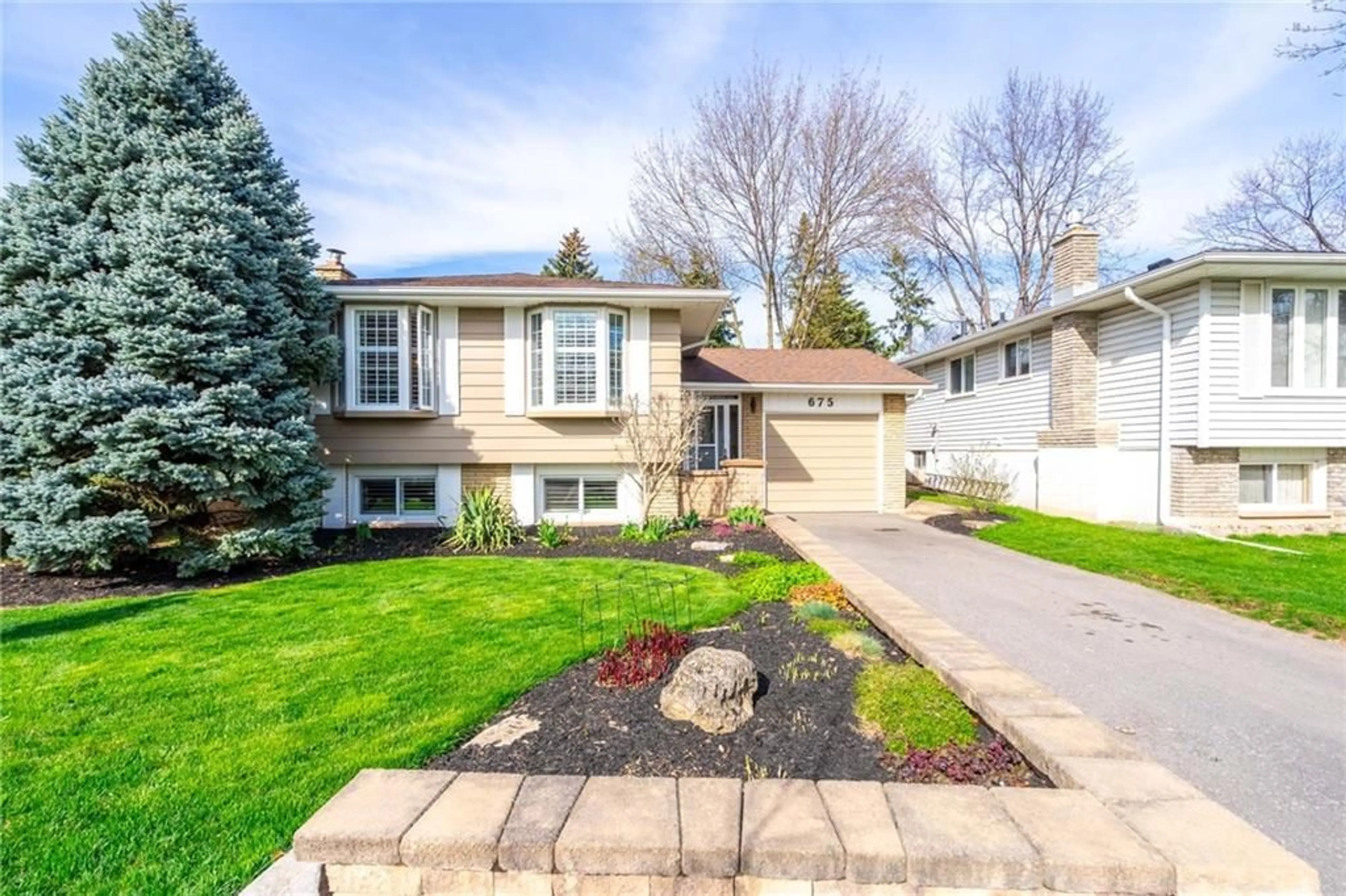 Frontside or backside of a home for 675 WOODVIEW Rd, Burlington Ontario L7N 3A4