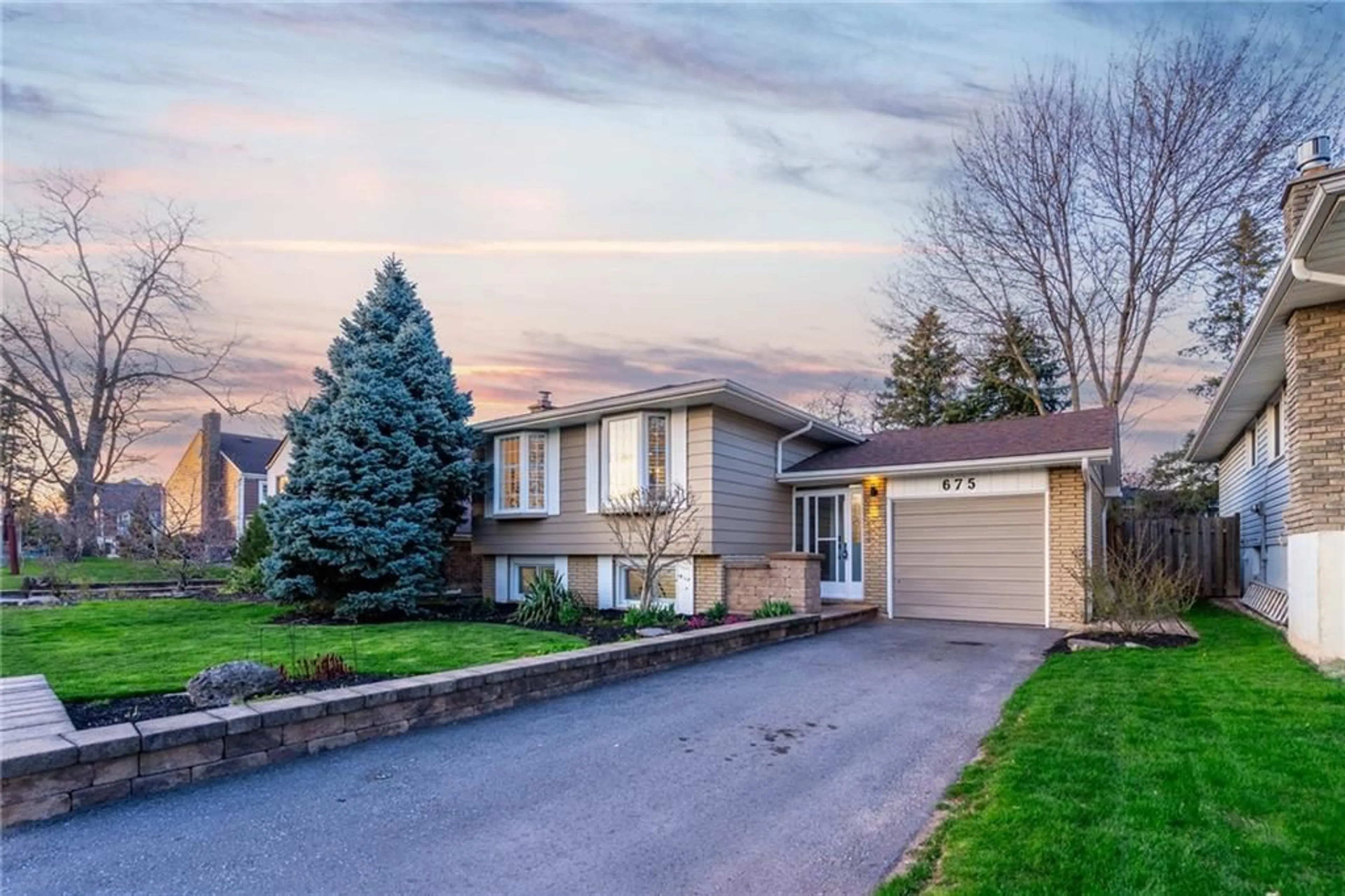 Frontside or backside of a home for 675 WOODVIEW Rd, Burlington Ontario L7N 3A4