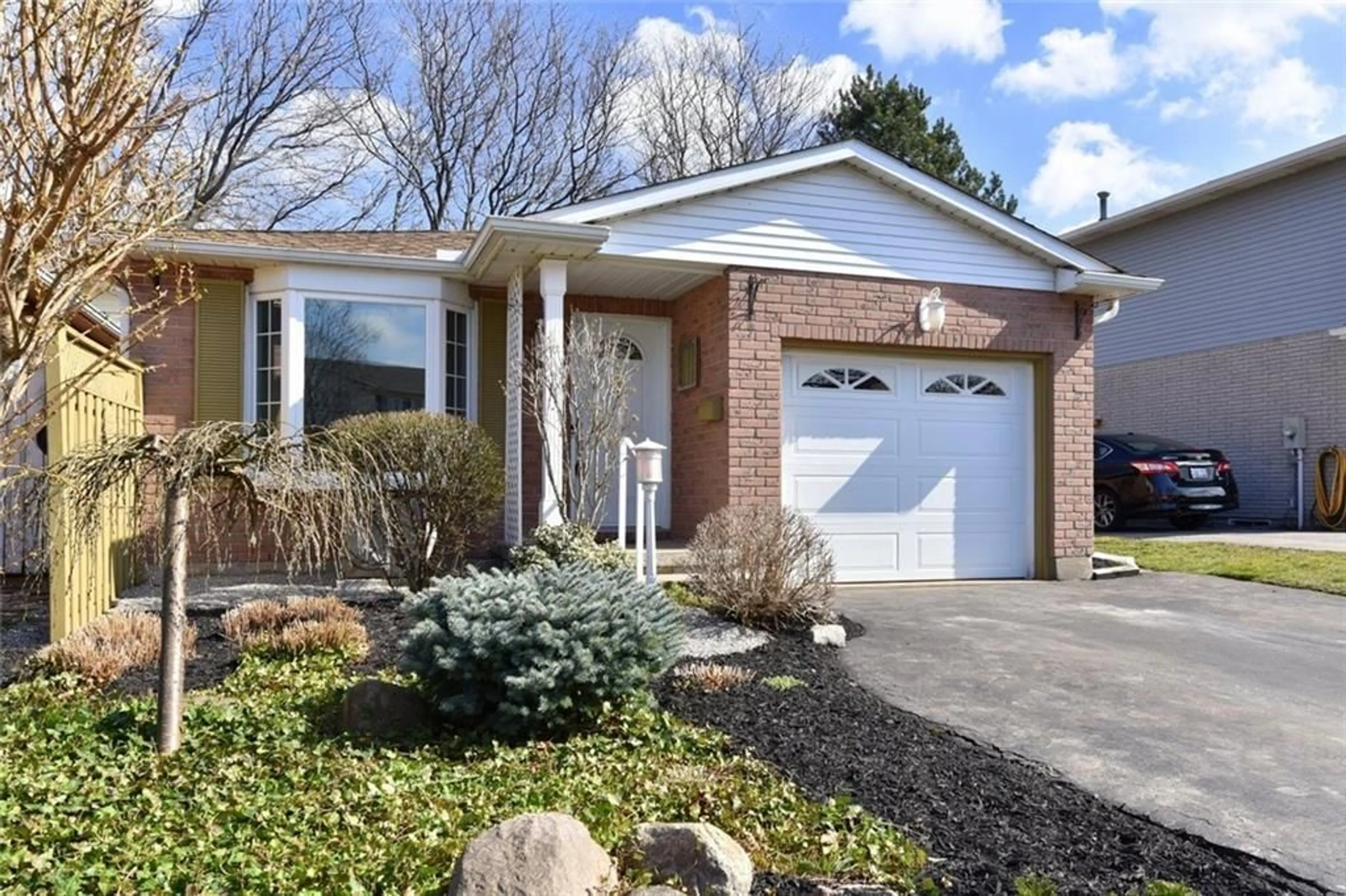 Home with brick exterior material for 10 SACKS Ave, Grimsby Ontario L3M 4Y4