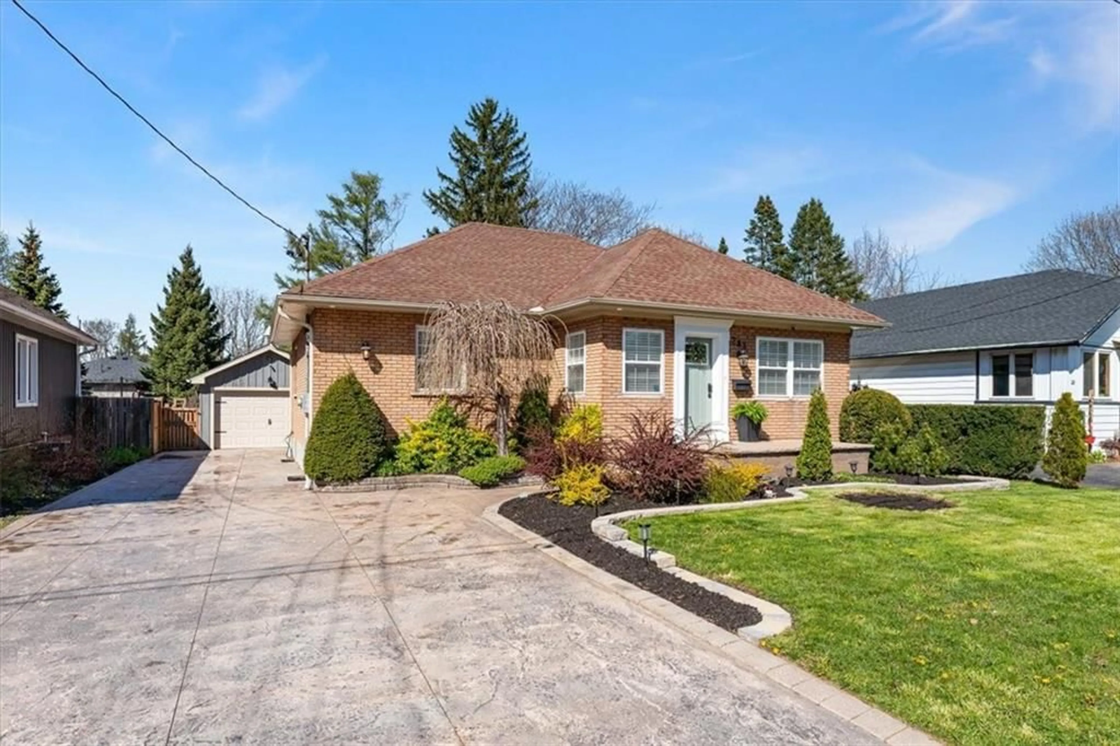 Frontside or backside of a home for 283 CENTRAL Ave, Grimsby Ontario L3M 1X6