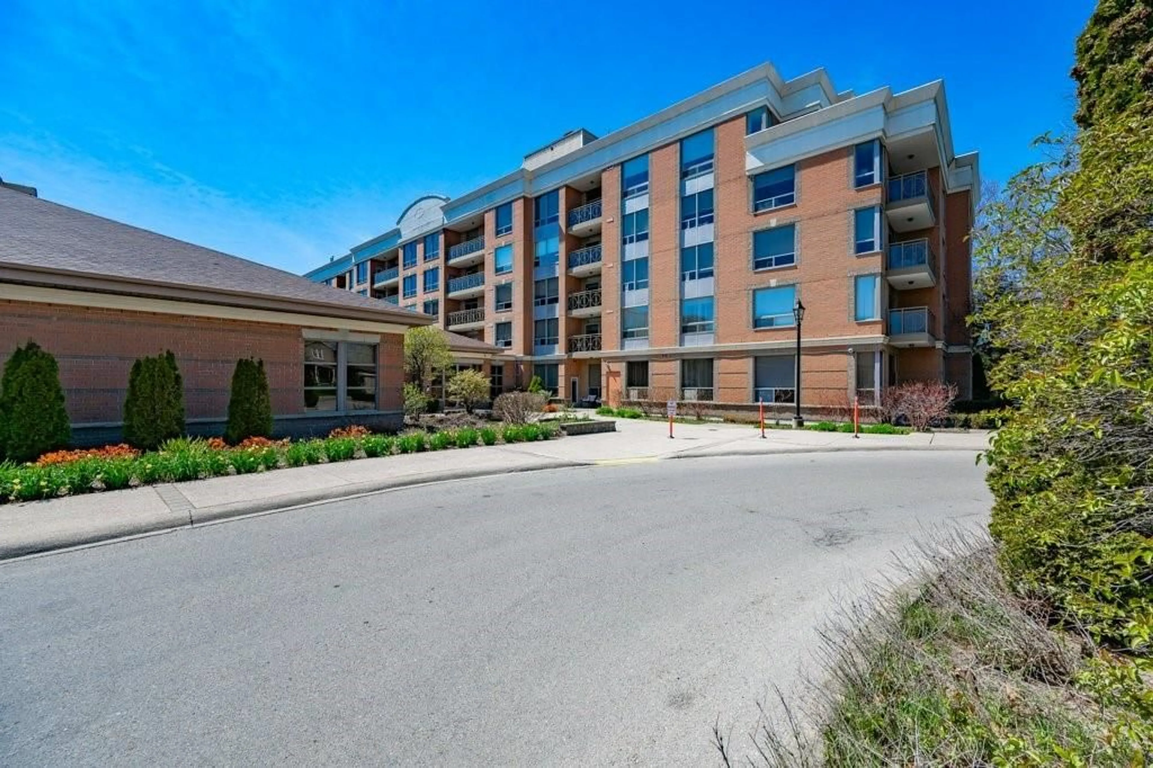 A pic from exterior of the house or condo for 100 BURLOAK Dr #2407, Burlington Ontario L7L 6P6