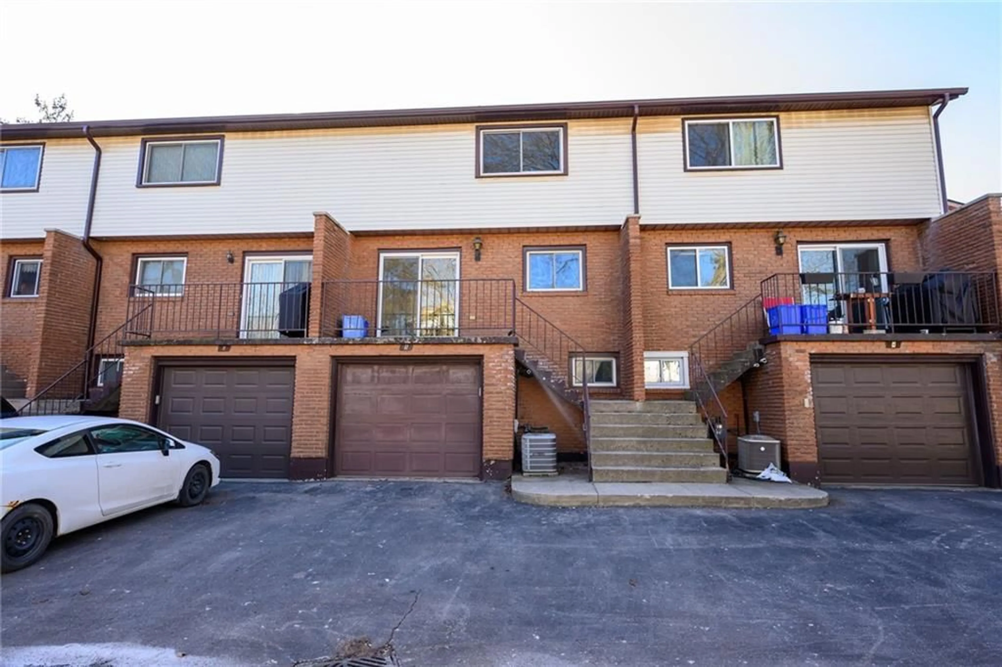 A pic from exterior of the house or condo for 200 Aberdeen Ave #5, Hamilton Ontario L8P 2P9