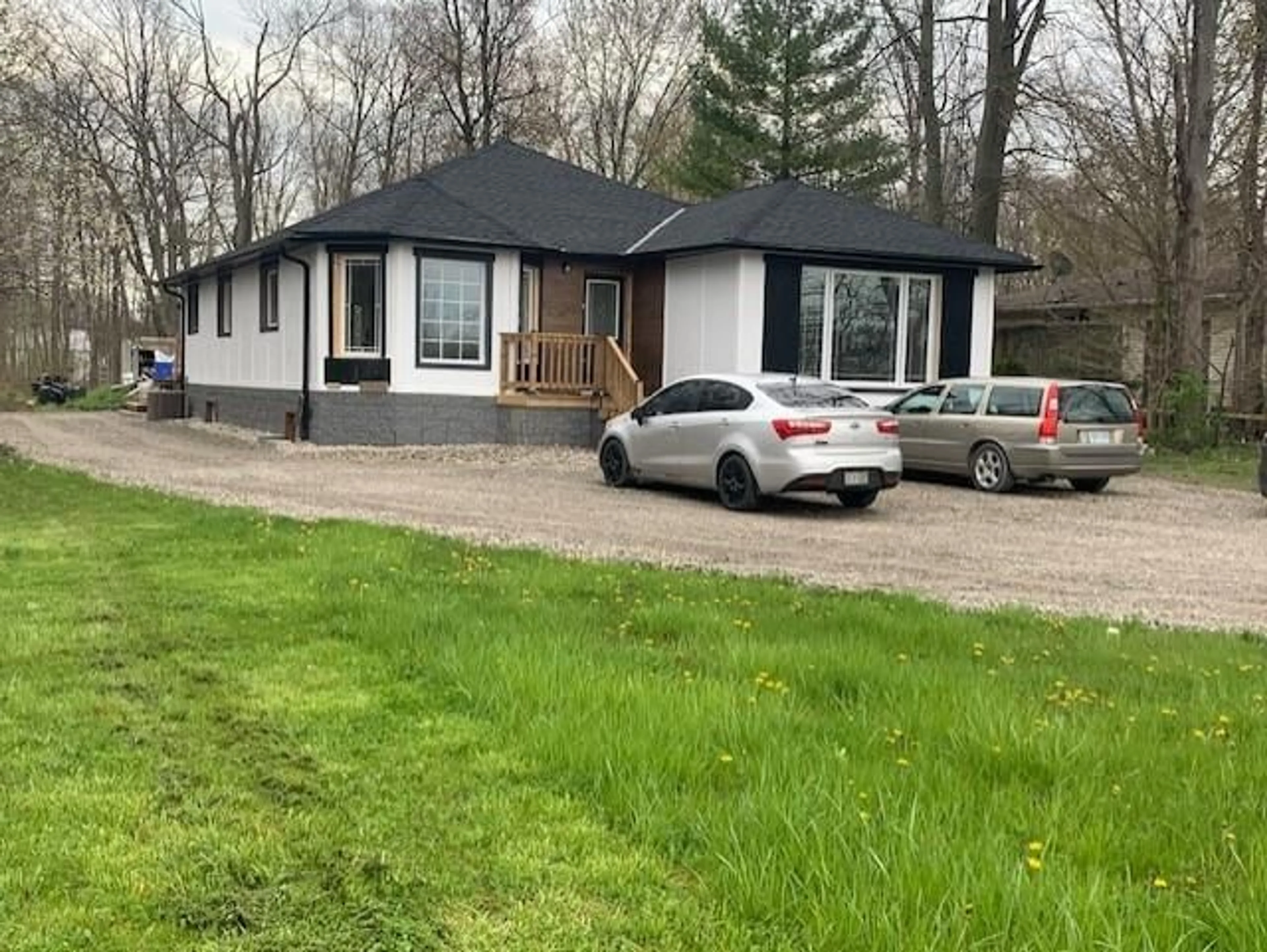 Outside view for 598 Hines Rd, Dunnville Ontario N1A 2W7