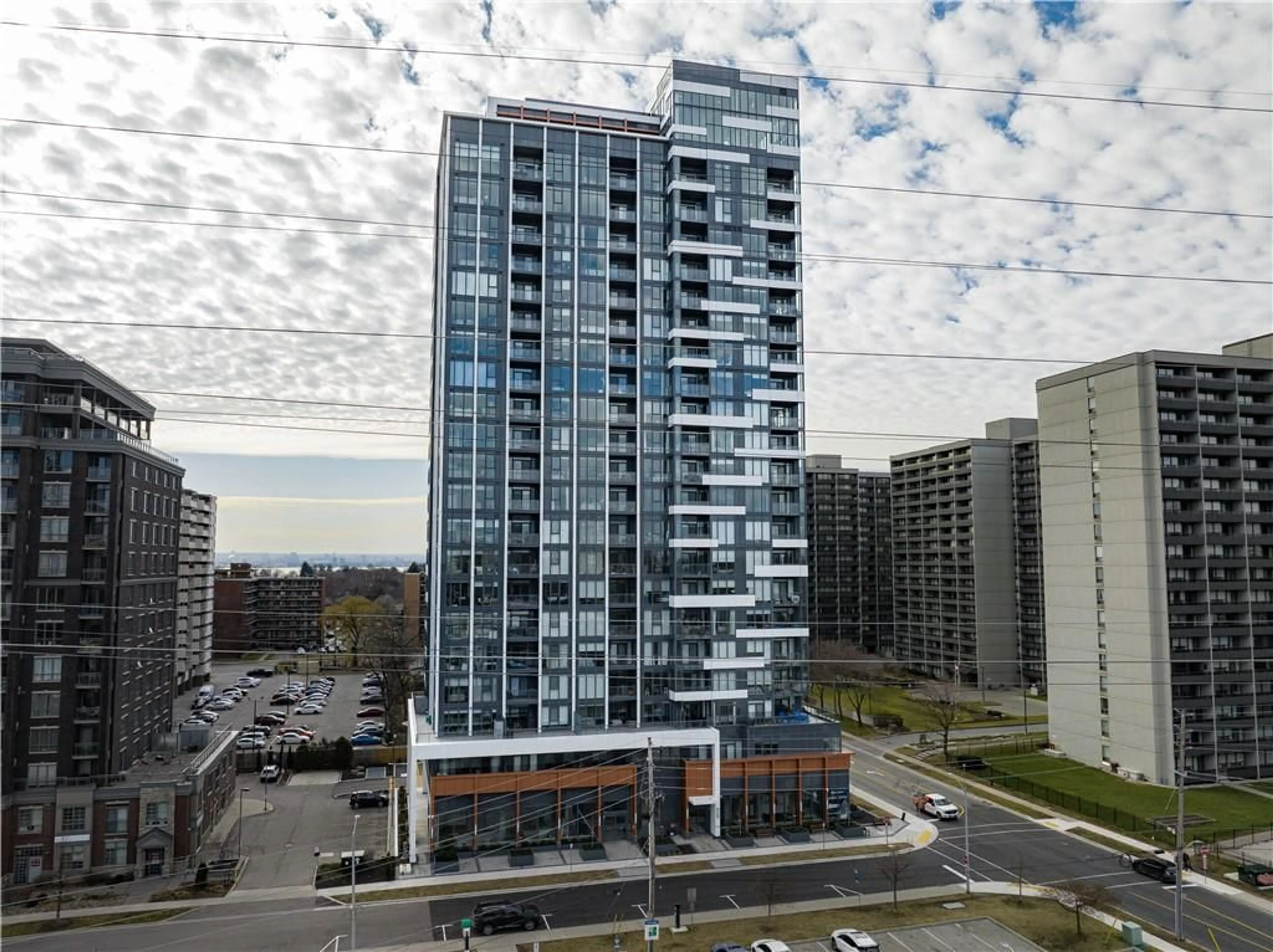A pic from exterior of the house or condo for 500 Brock Ave #204, Burlington Ontario L7S 0A5