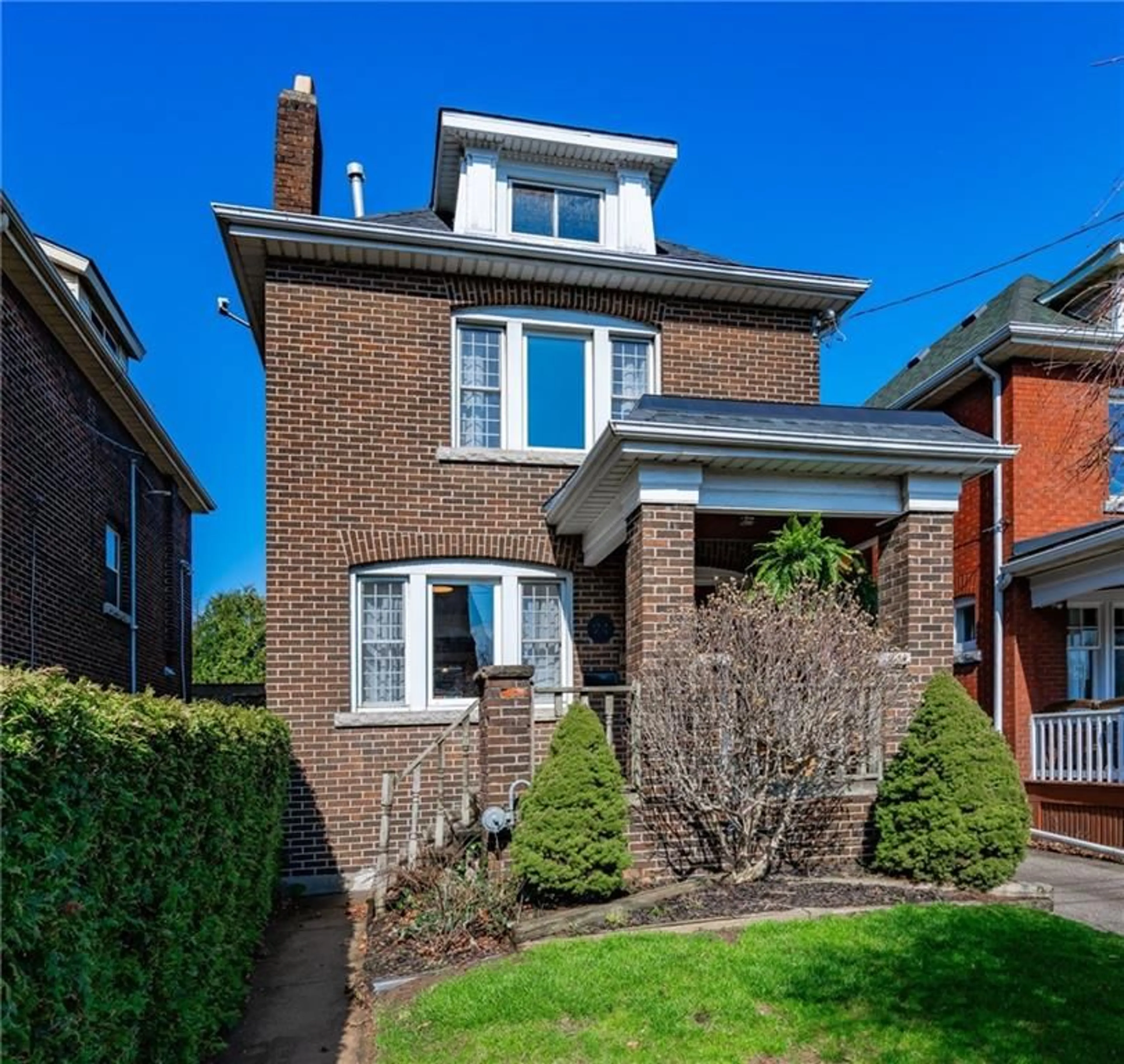 Frontside or backside of a home for 94 Holton Ave, Hamilton Ontario L8M 2L2