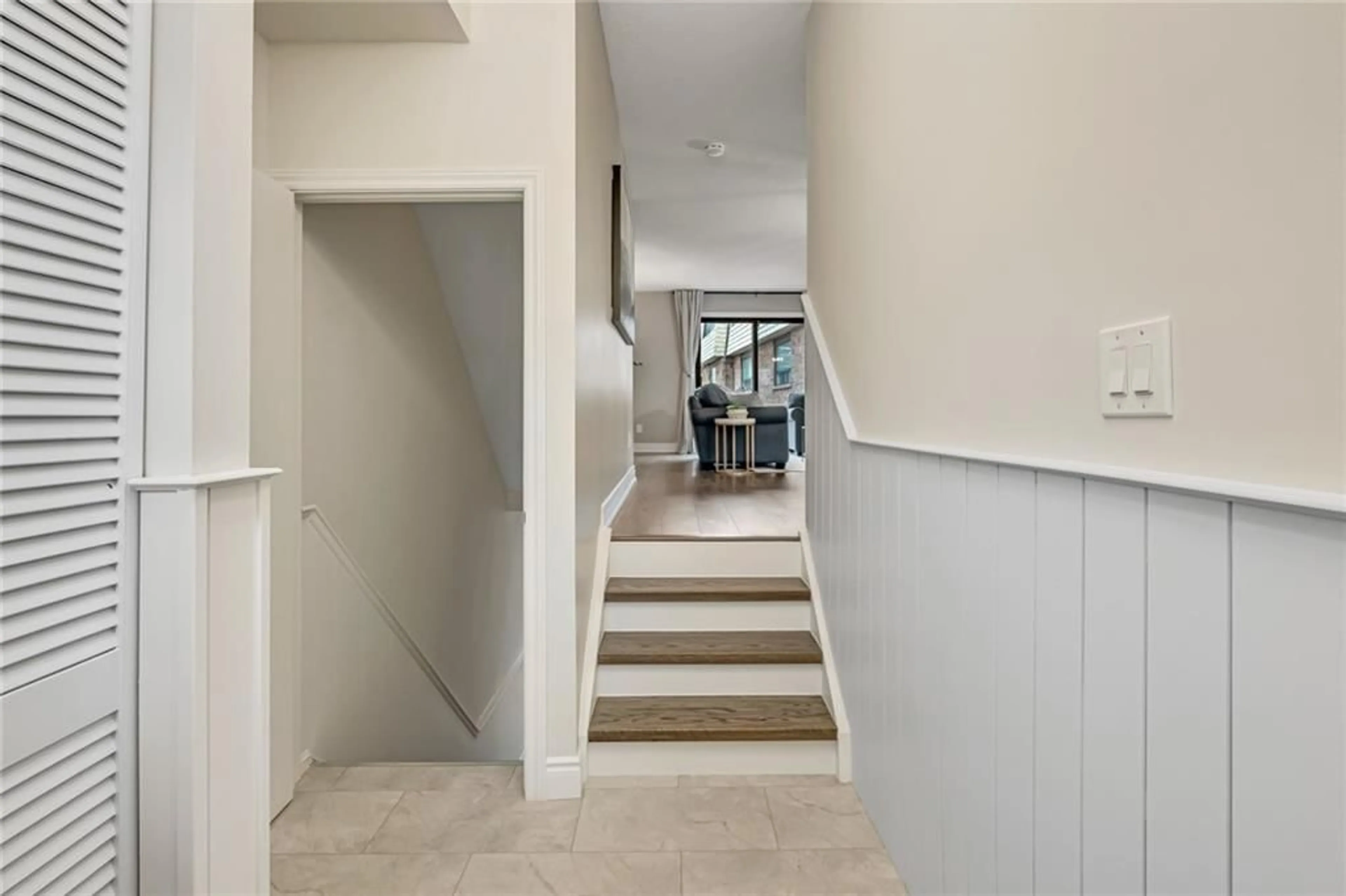 Indoor foyer for 1520 Sixth Line #23, Oakville Ontario L6H 2P2