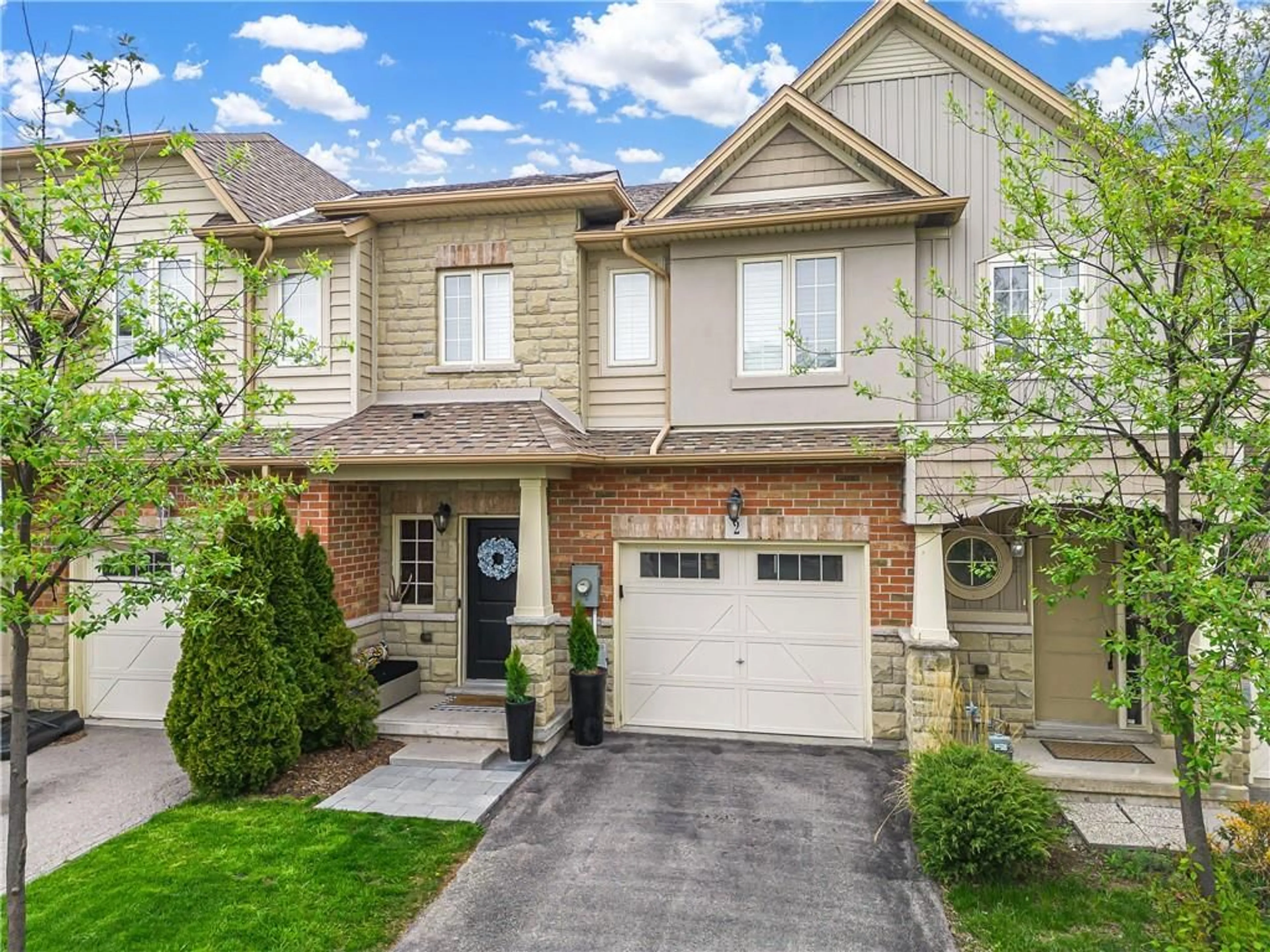 Frontside or backside of a home for 8 LAKELAWN Rd #2, Grimsby Ontario L3M 0G1