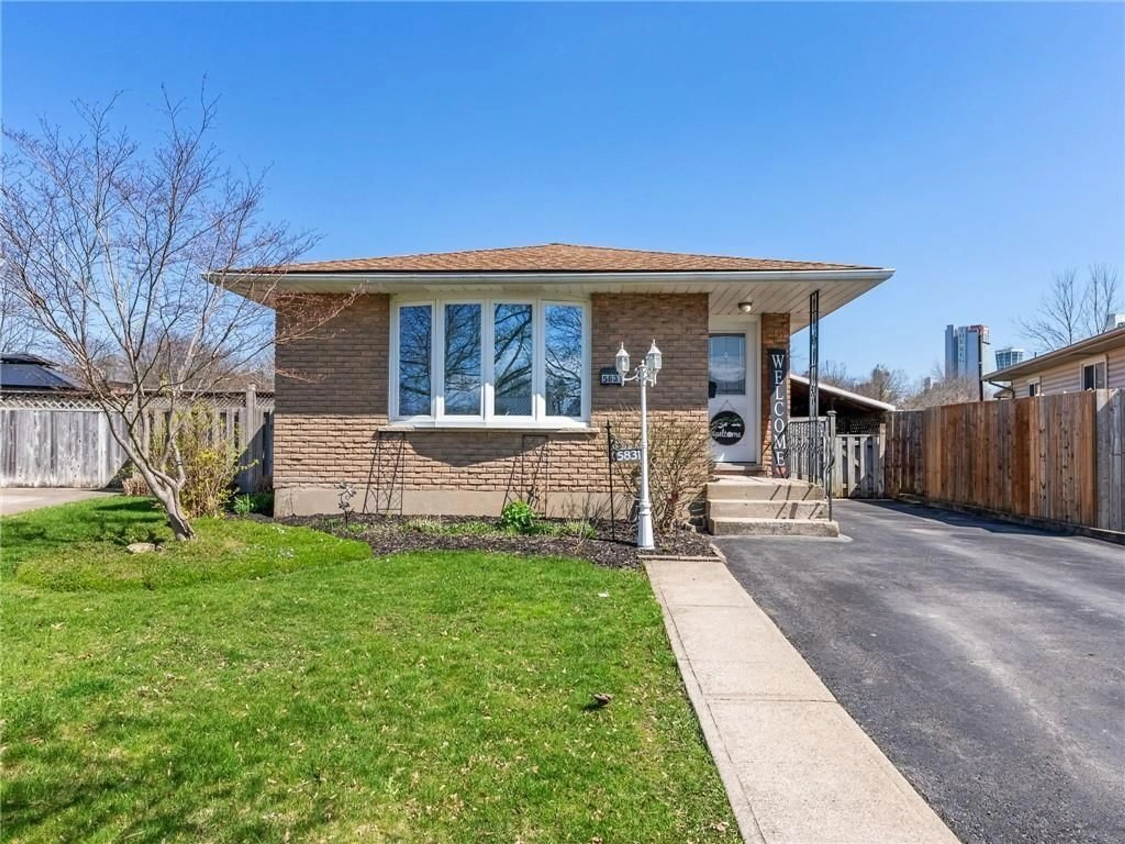 Frontside or backside of a home for 5831 HENNEPIN Cres, Niagara Falls Ontario L2G 2Z8
