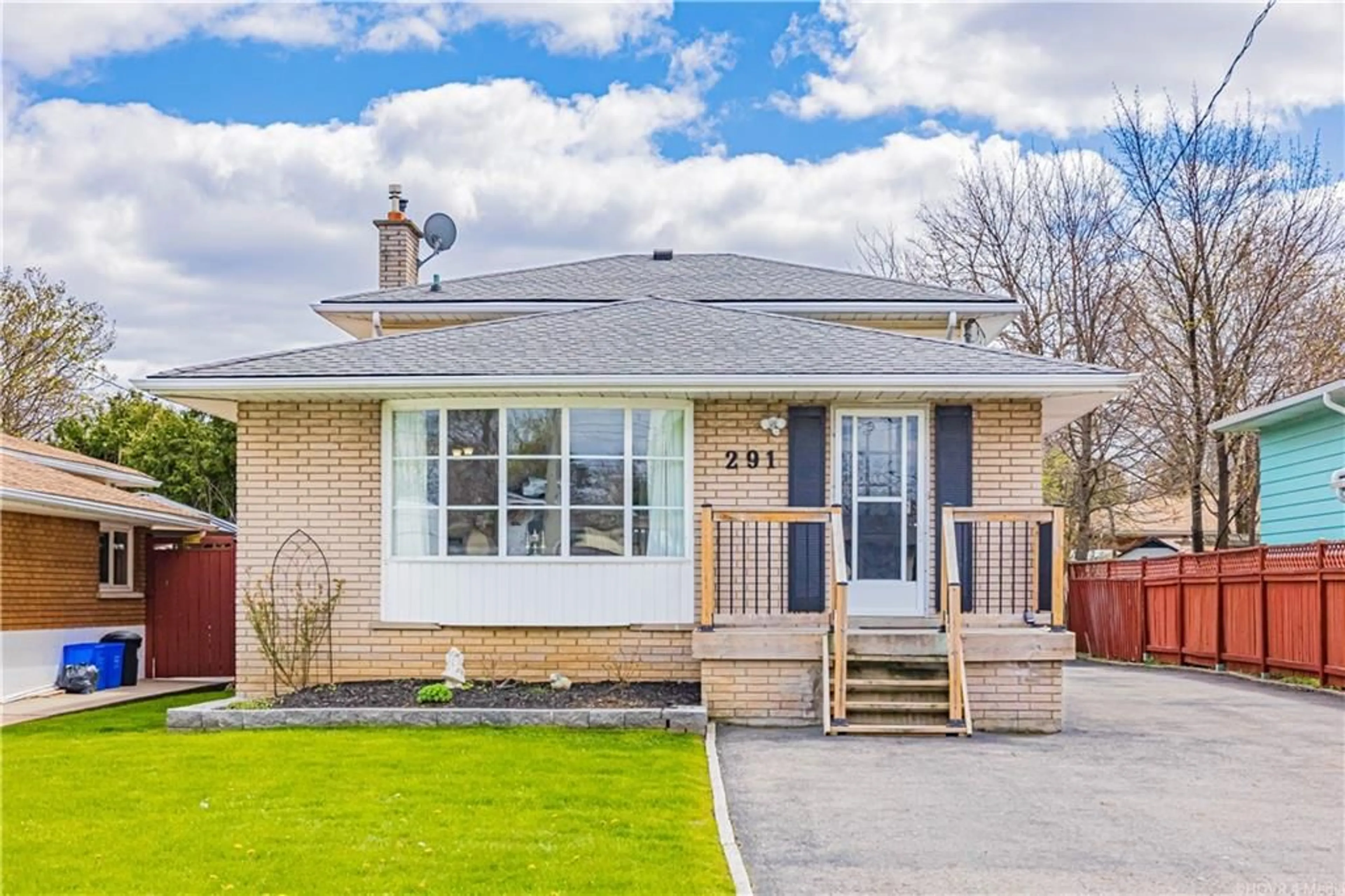 Frontside or backside of a home for 291 MOHAWK Rd, Hamilton Ontario L9C 1W2