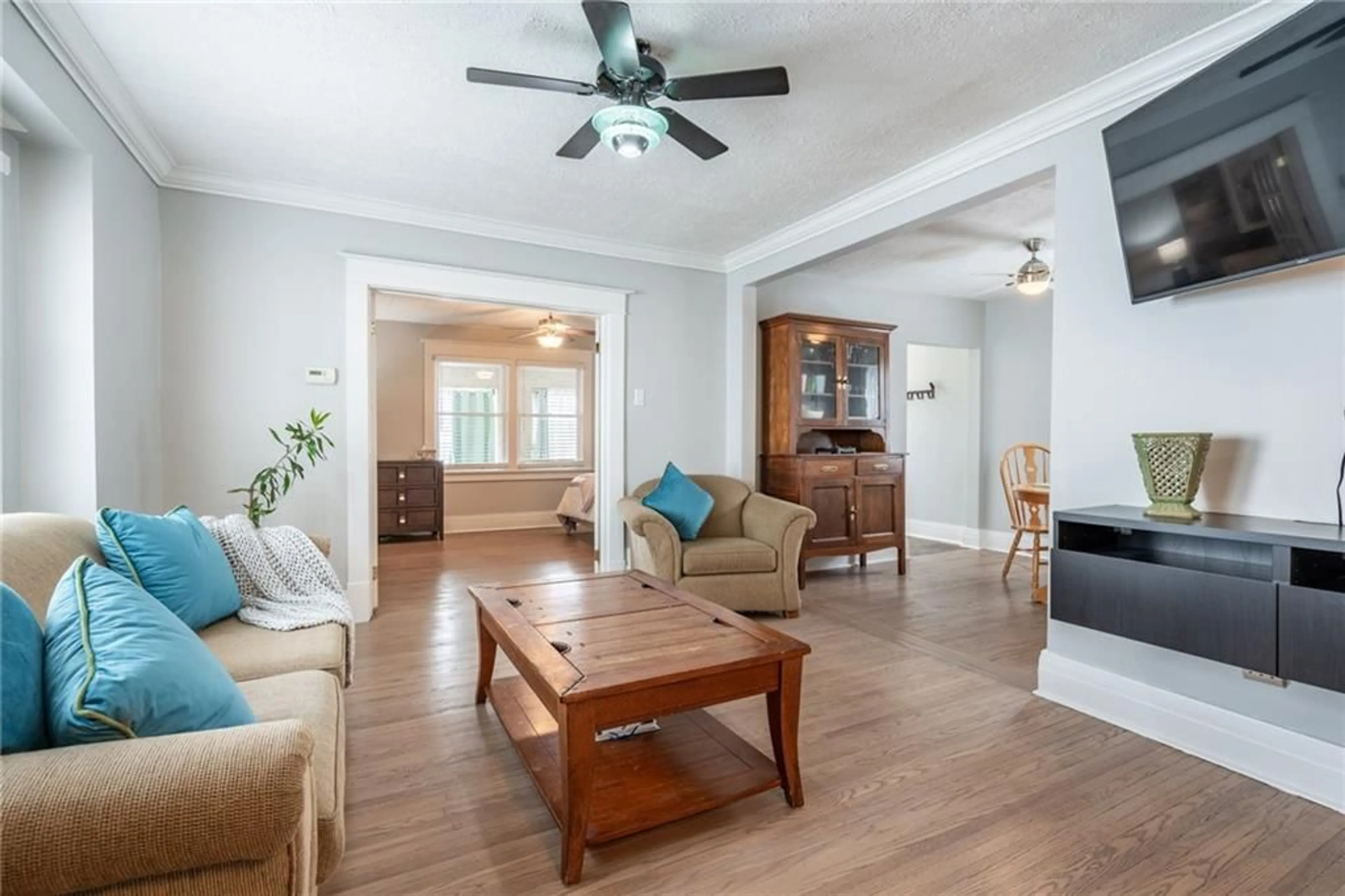Living room for 10 Welland Vale Rd, St. Catharines Ontario L2R 2L6