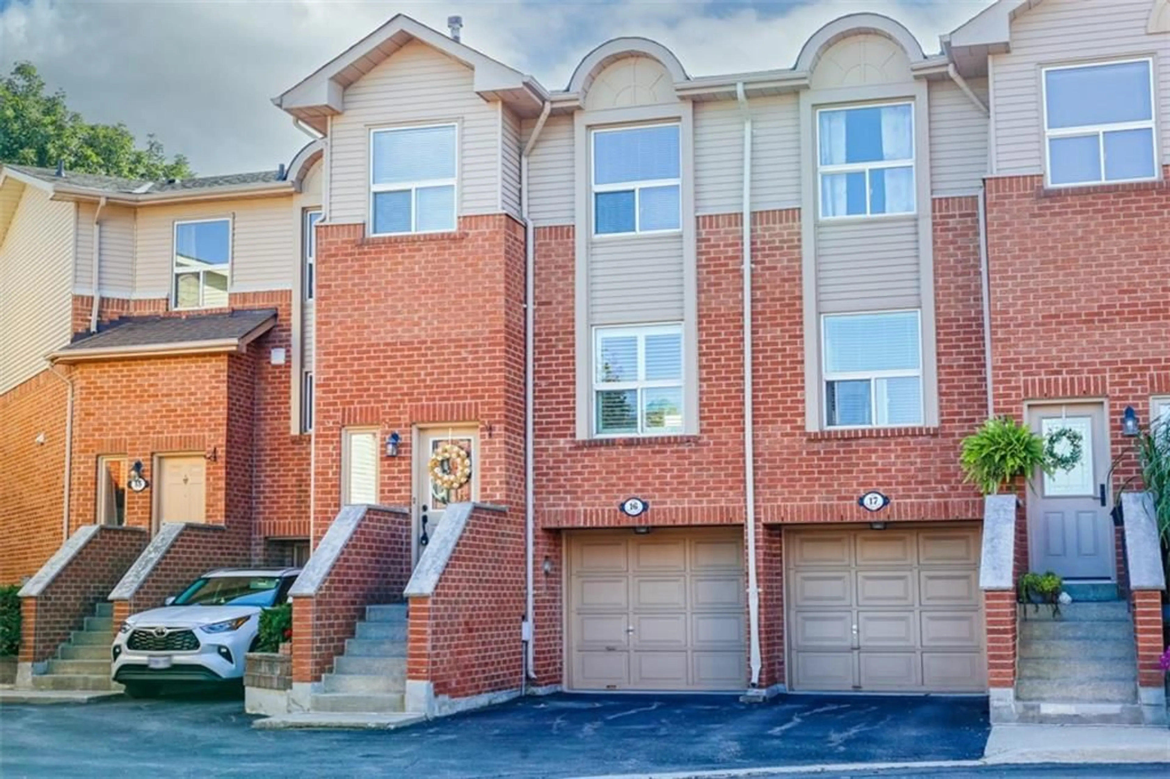 A pic from exterior of the house or condo for 1540 Reeves Gate #16, Oakville Ontario L6M 3J4