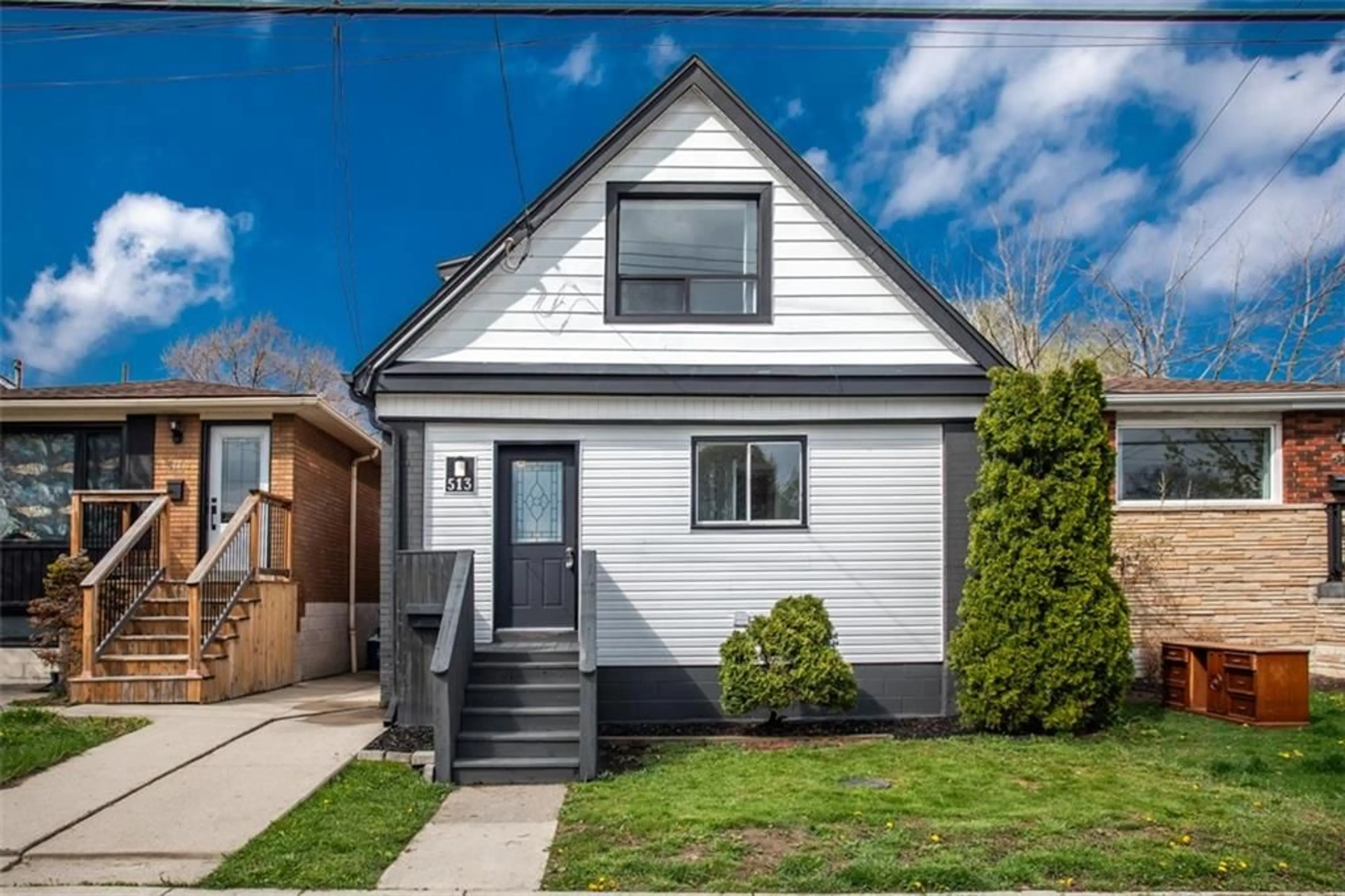 Frontside or backside of a home for 513 QUEENSDALE Ave, Hamilton Ontario L8V 1K9