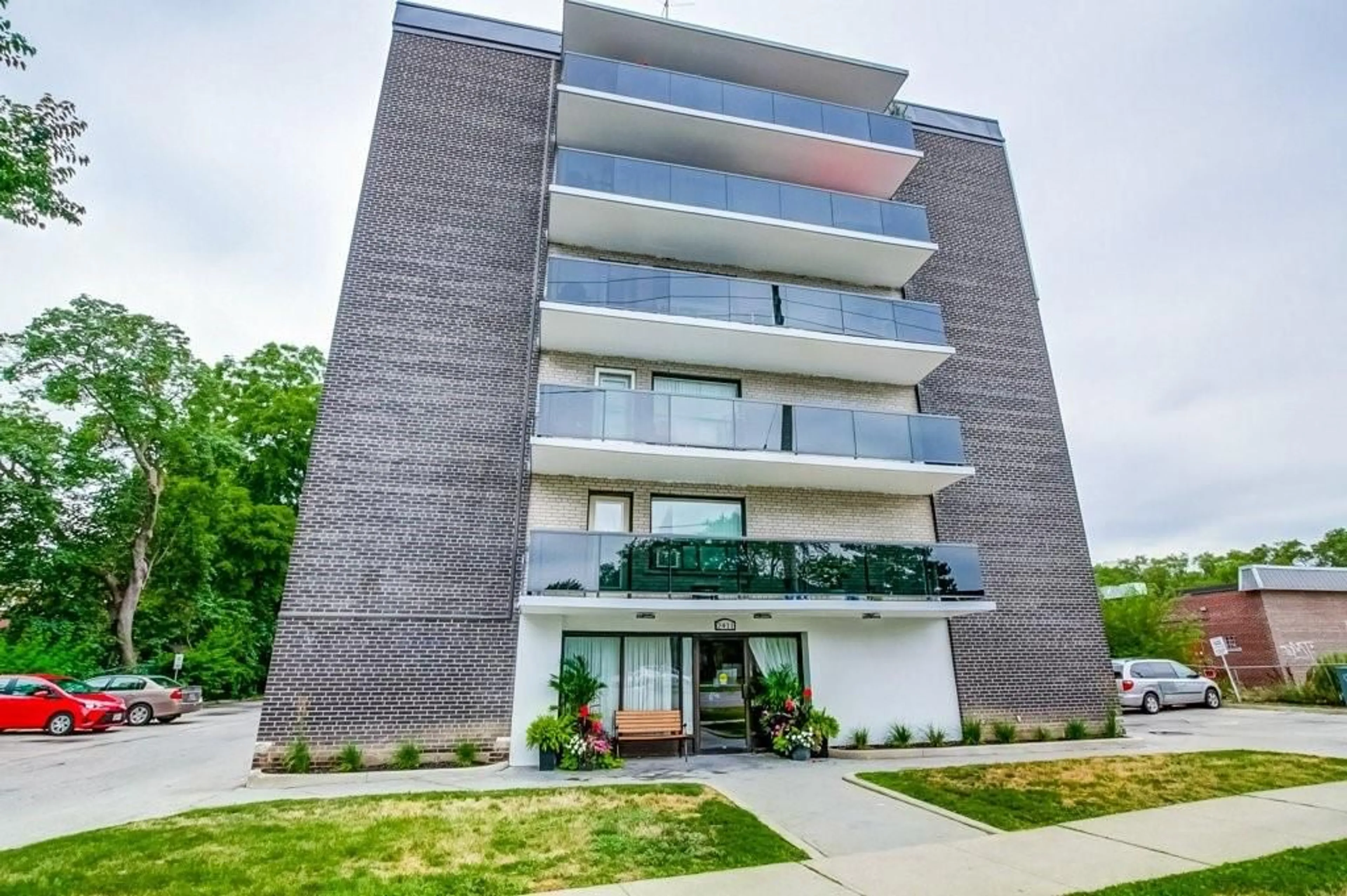 A pic from exterior of the house or condo for 2411 NEW St #608, Burlington Ontario L7R 1K2