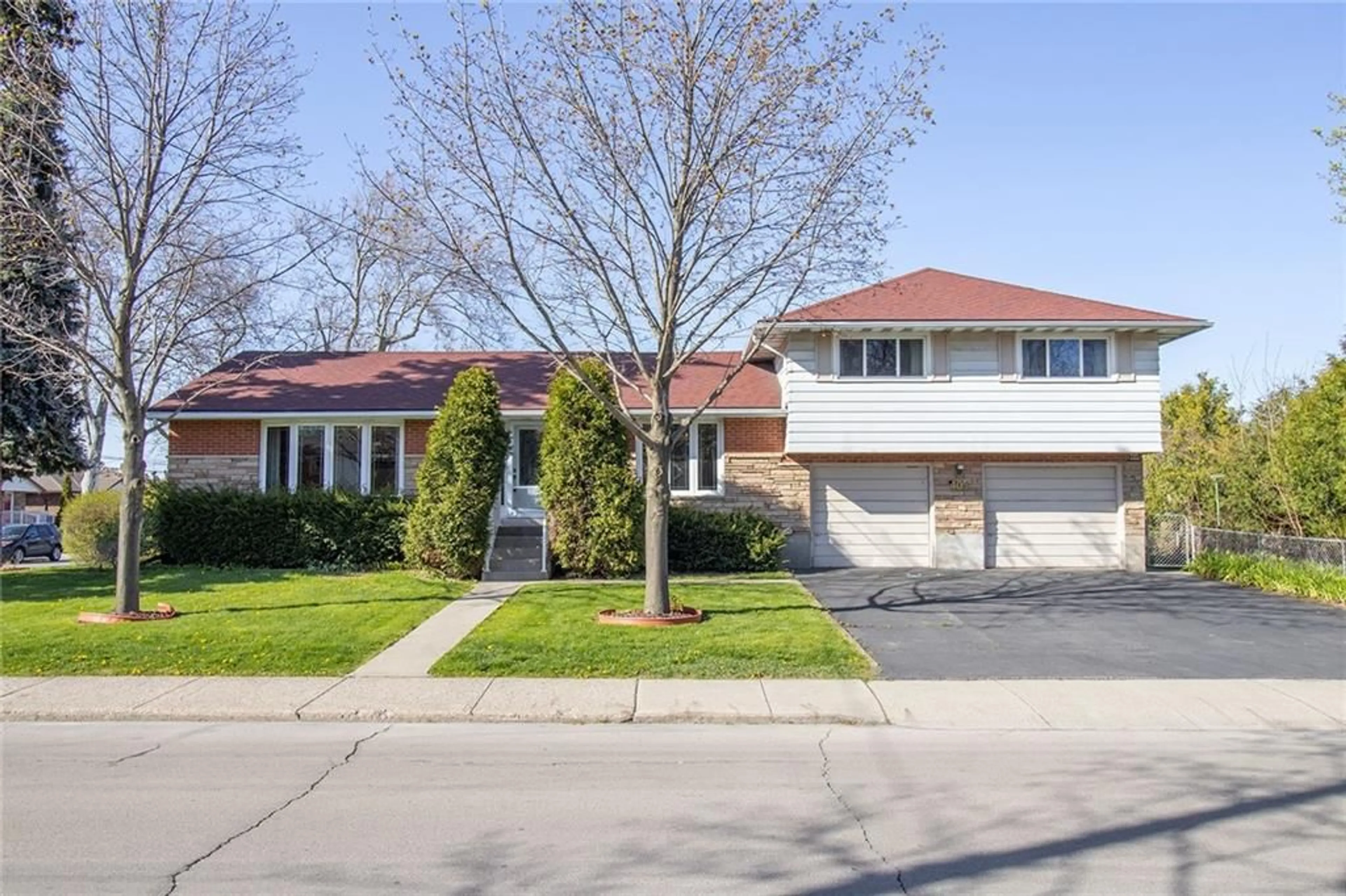 Frontside or backside of a home for 405 INVERNESS Ave, Hamilton Ontario L9A 1H9