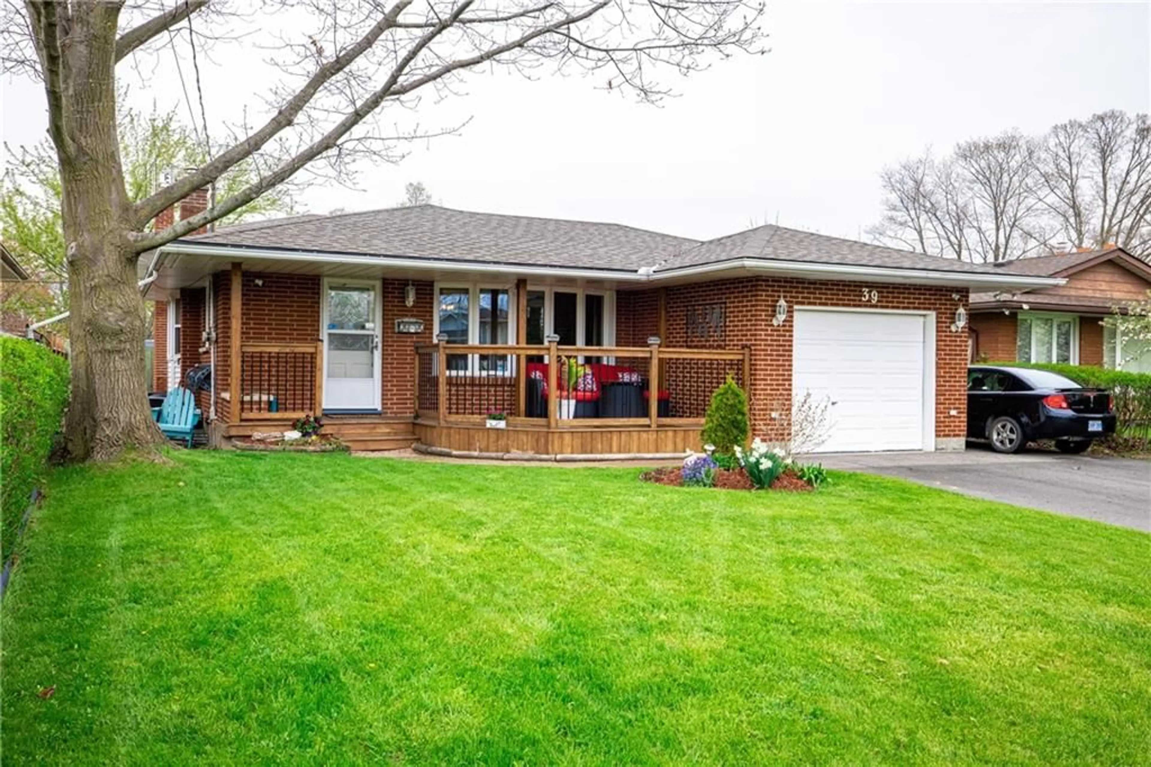 Home with brick exterior material for 39 DUNVEGAN Rd, St. Catharines Ontario L2P 1H5