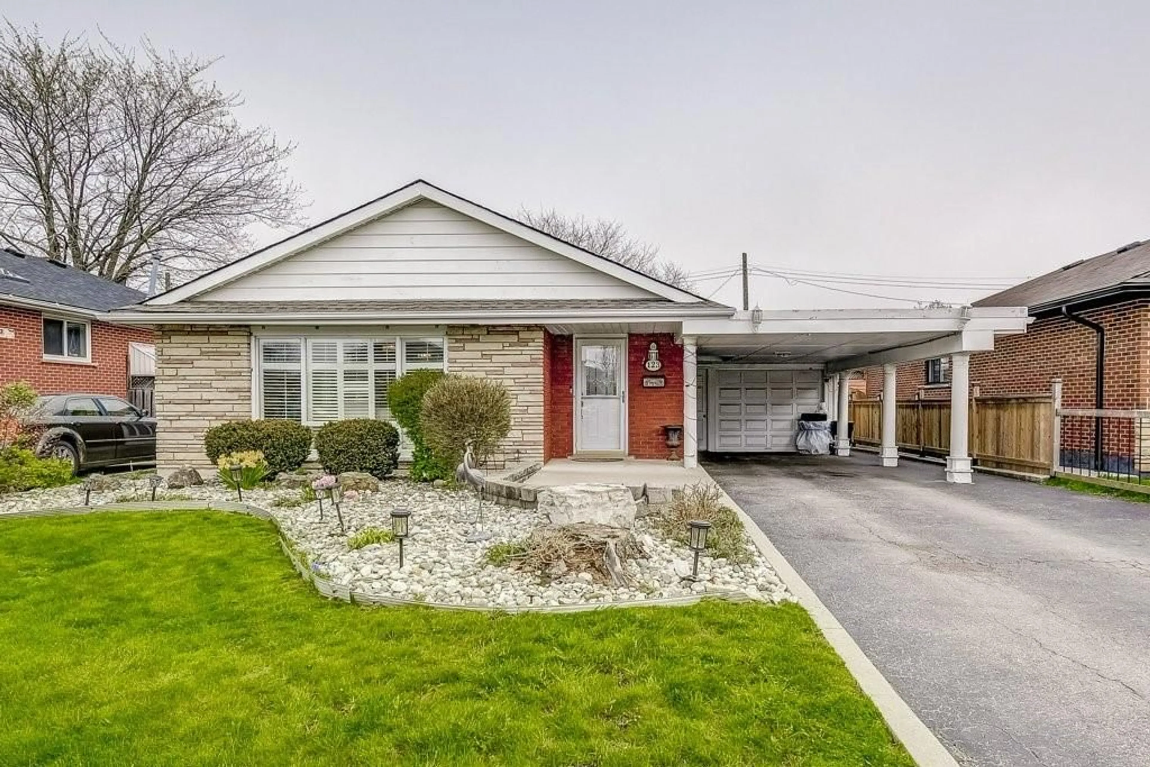 Frontside or backside of a home for 123 CURRIE St, Hamilton Ontario L8T 3N1