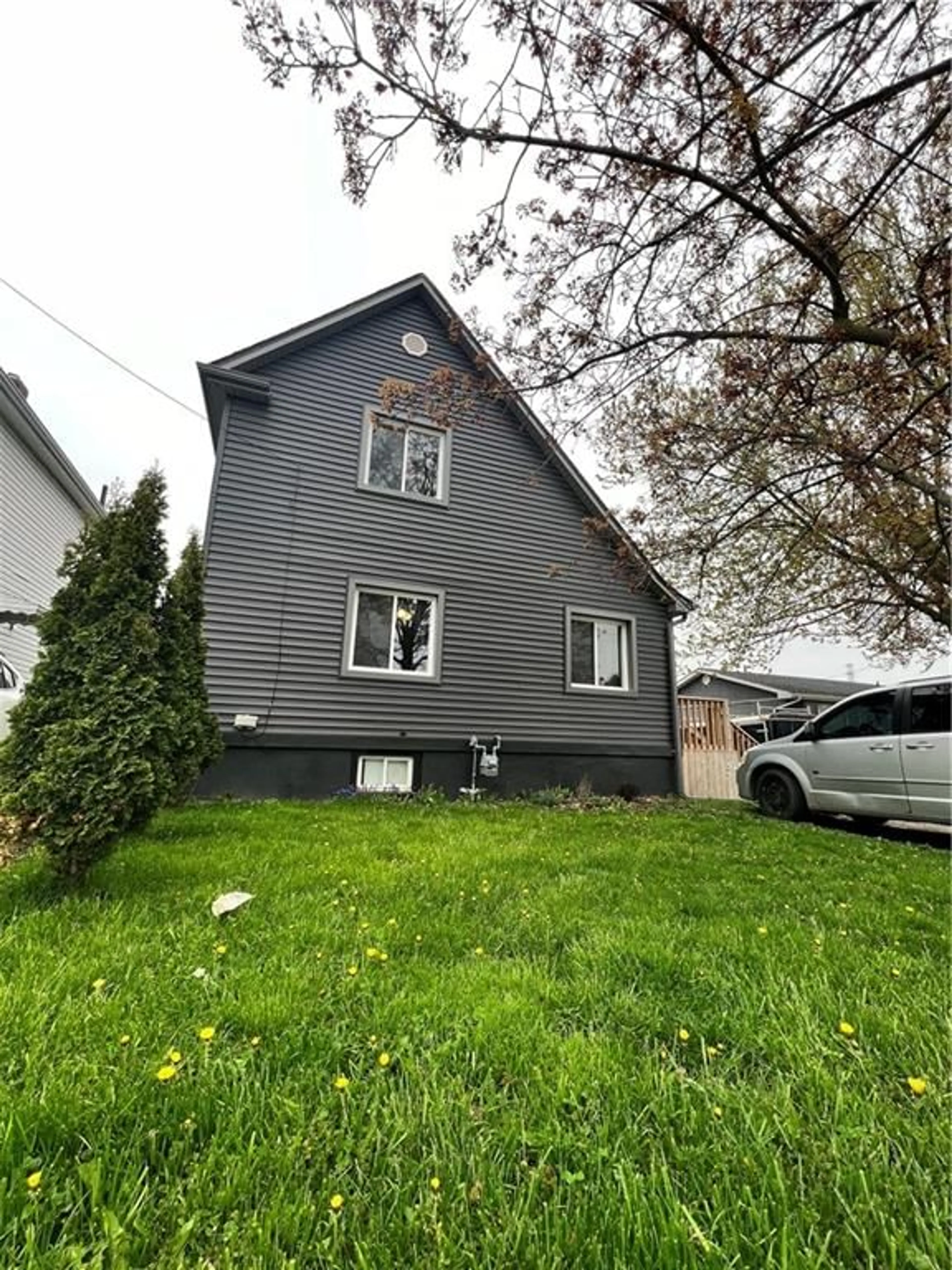 Frontside or backside of a home for 92 Hodgkins Ave, Thorold Ontario L2V 1M1